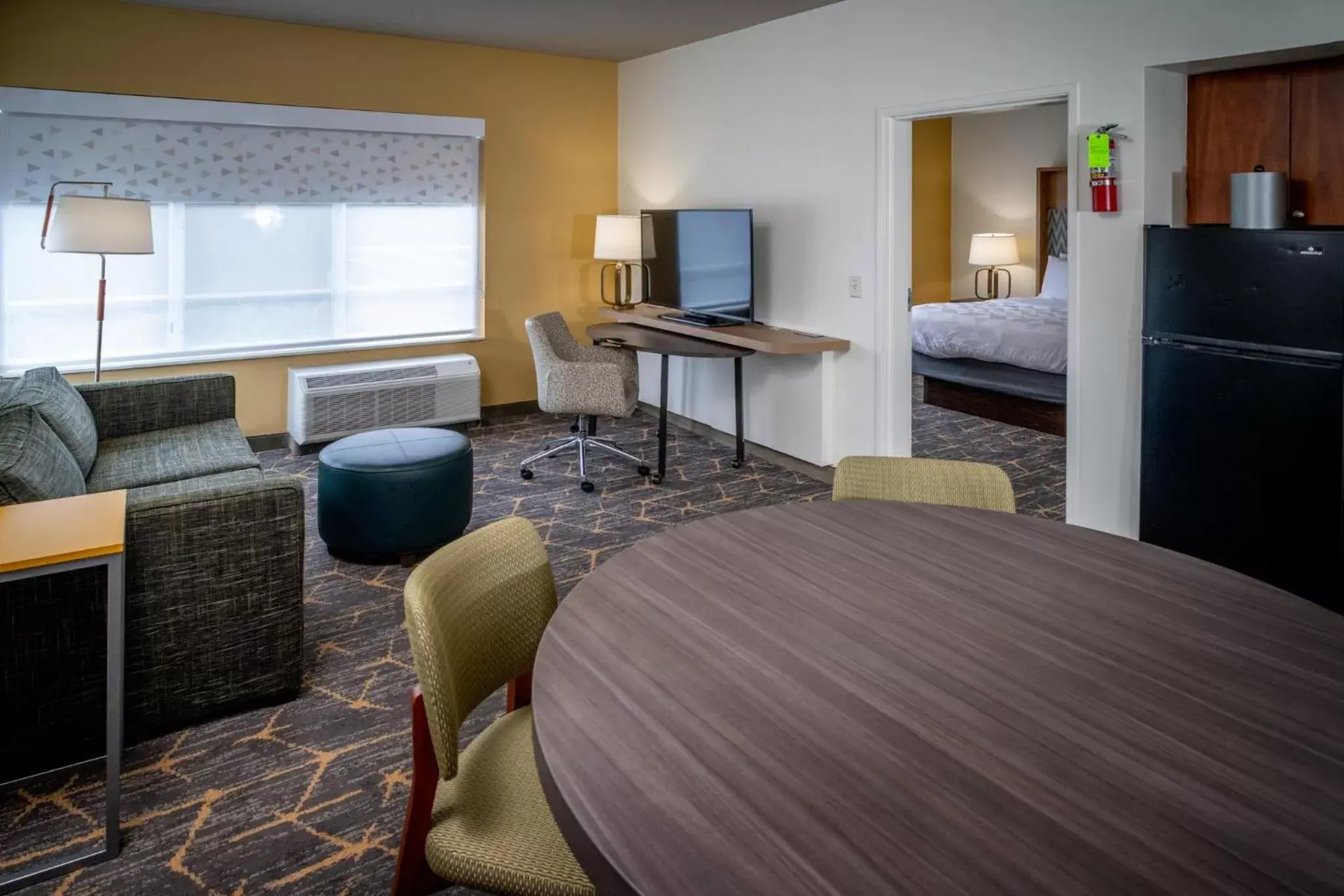 Bedroom, Seating Area in Holiday Inn Hotel & Suites Beckley, an IHG Hotel