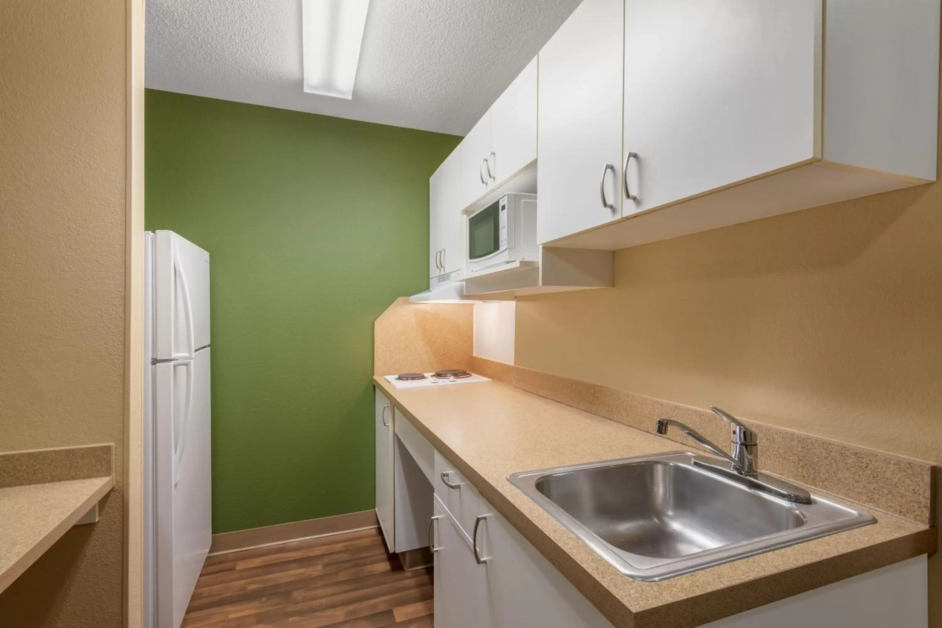Kitchen/Kitchenette in Extended Stay America Suites - Chicago - Schaumburg - I-90