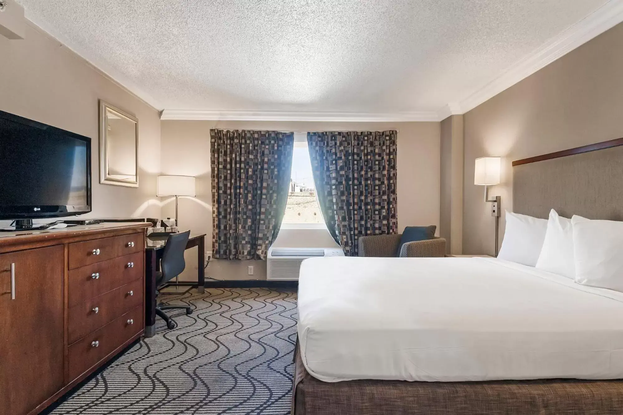 Photo of the whole room, Bed in Jack London Inn