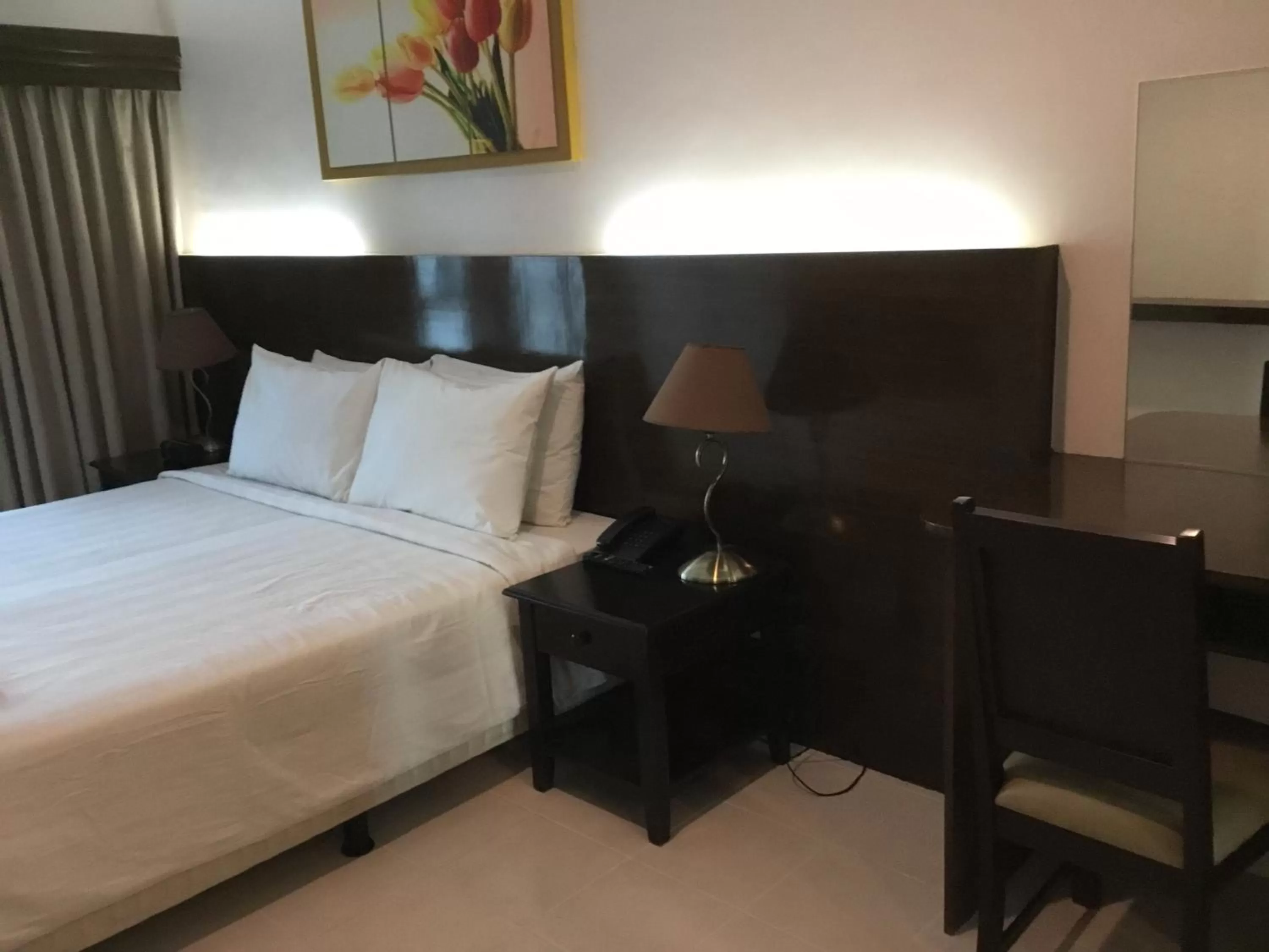 Bed in Condo with Free Swimming Pool & Viewing Deck