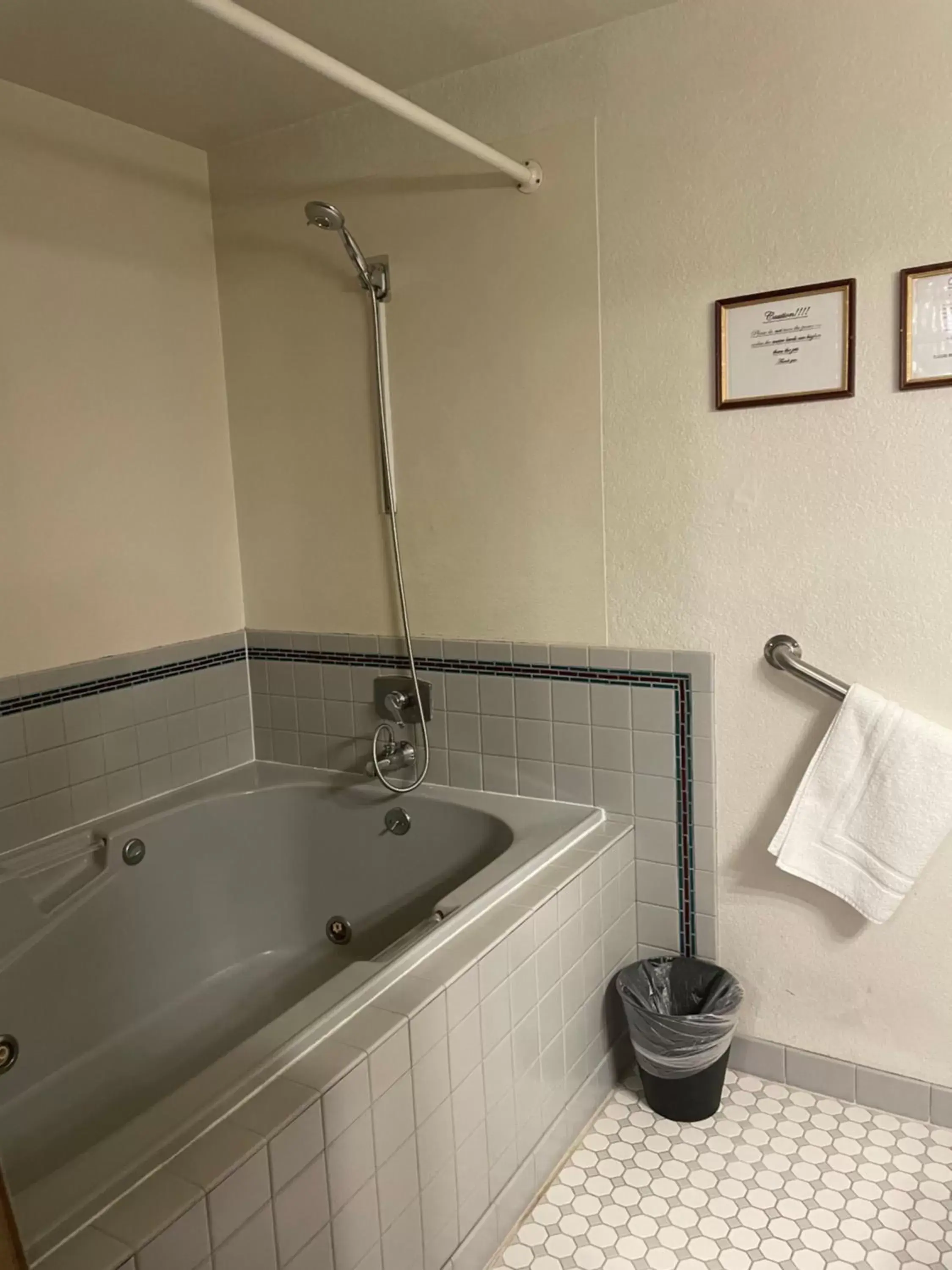 Bath, Bathroom in Manresa Castle