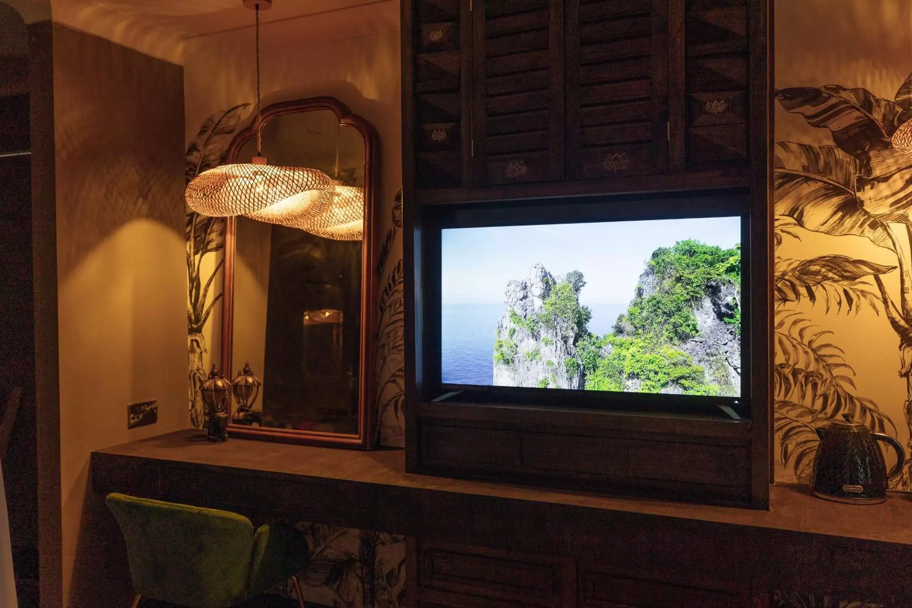 TV and multimedia in The Imperial Dragon Hotel
