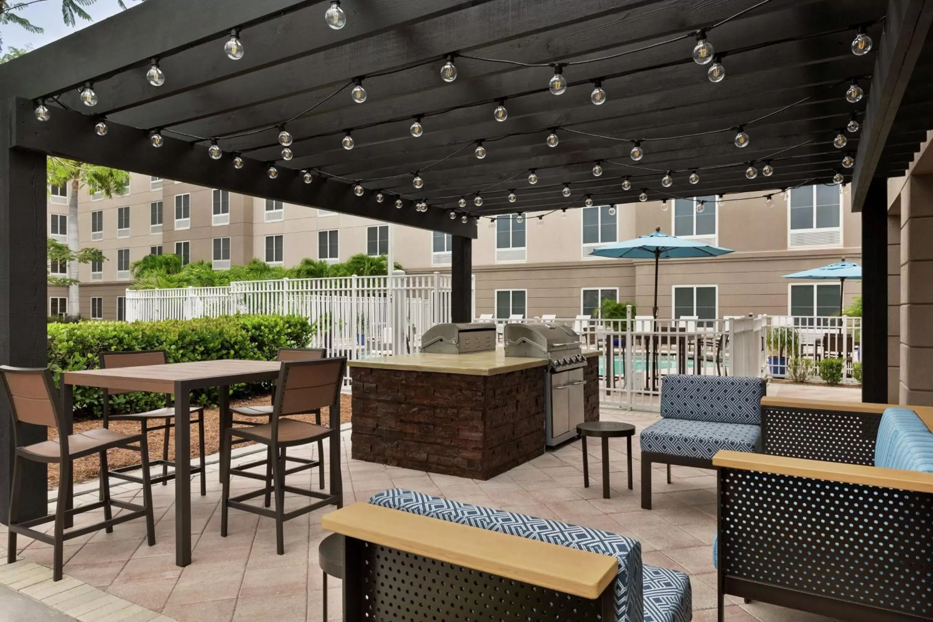 Property building, Restaurant/Places to Eat in Homewood Suites Fort Myers Airport - FGCU