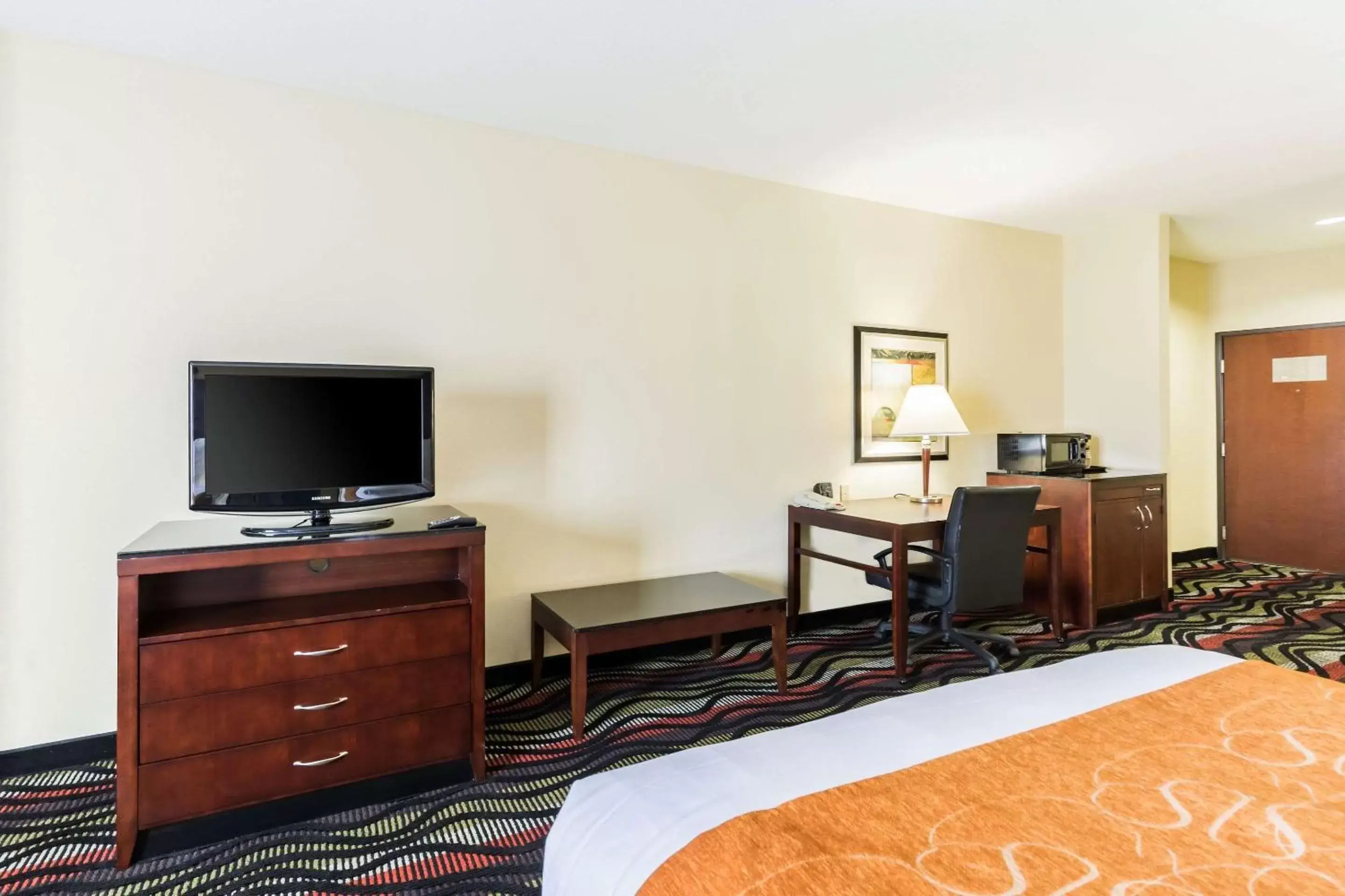 Photo of the whole room, TV/Entertainment Center in Comfort Suites Beaumont I-10