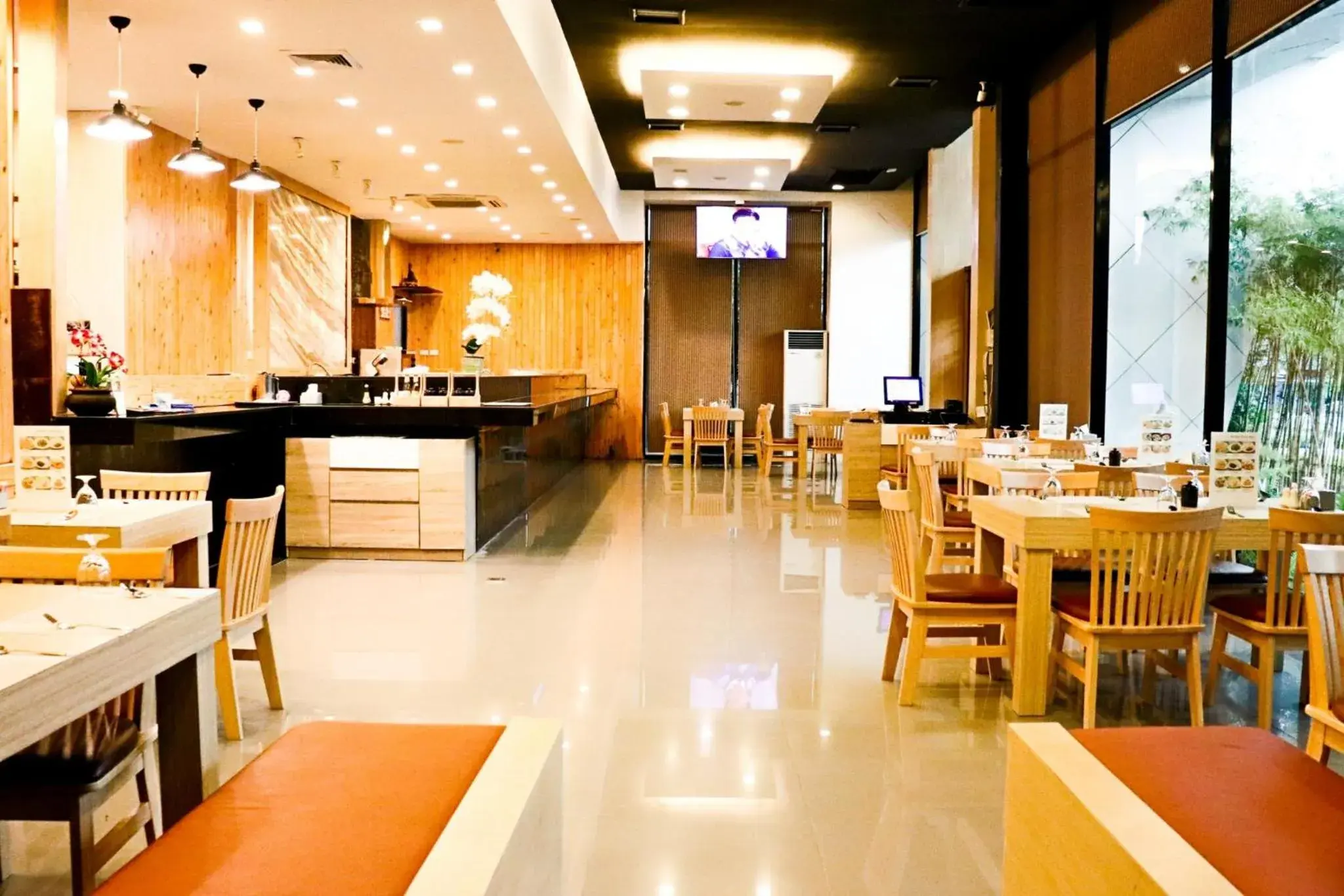 Restaurant/Places to Eat in Wisdom Hotel