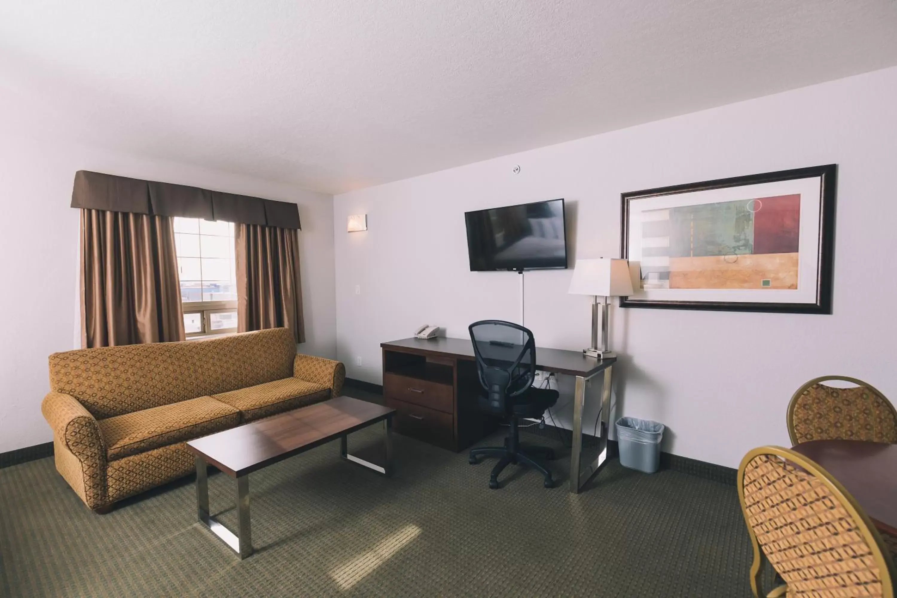 TV and multimedia, Seating Area in Service Plus Inns and Suites