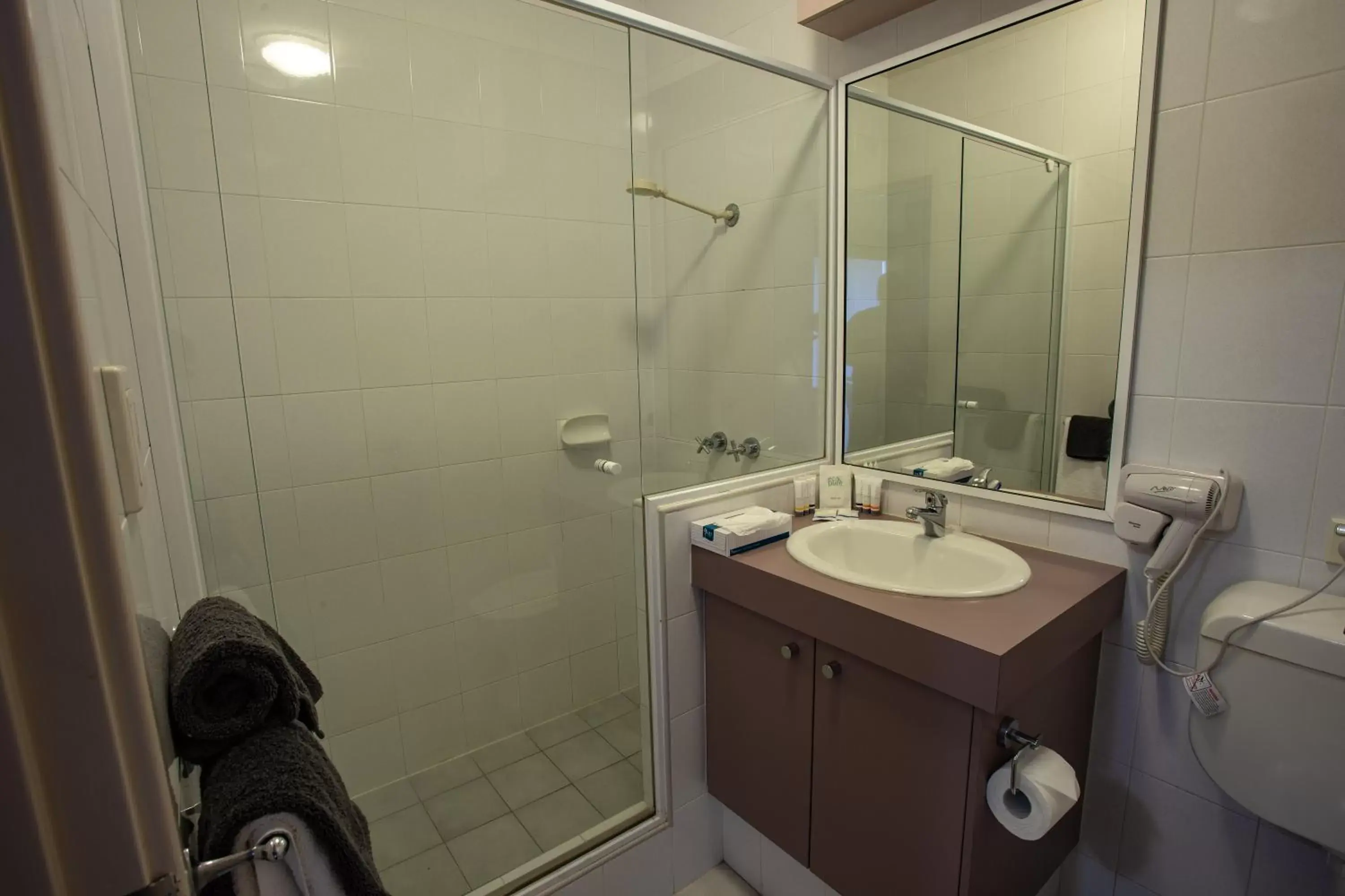 Property building, Bathroom in Quality Hotel Bayswater