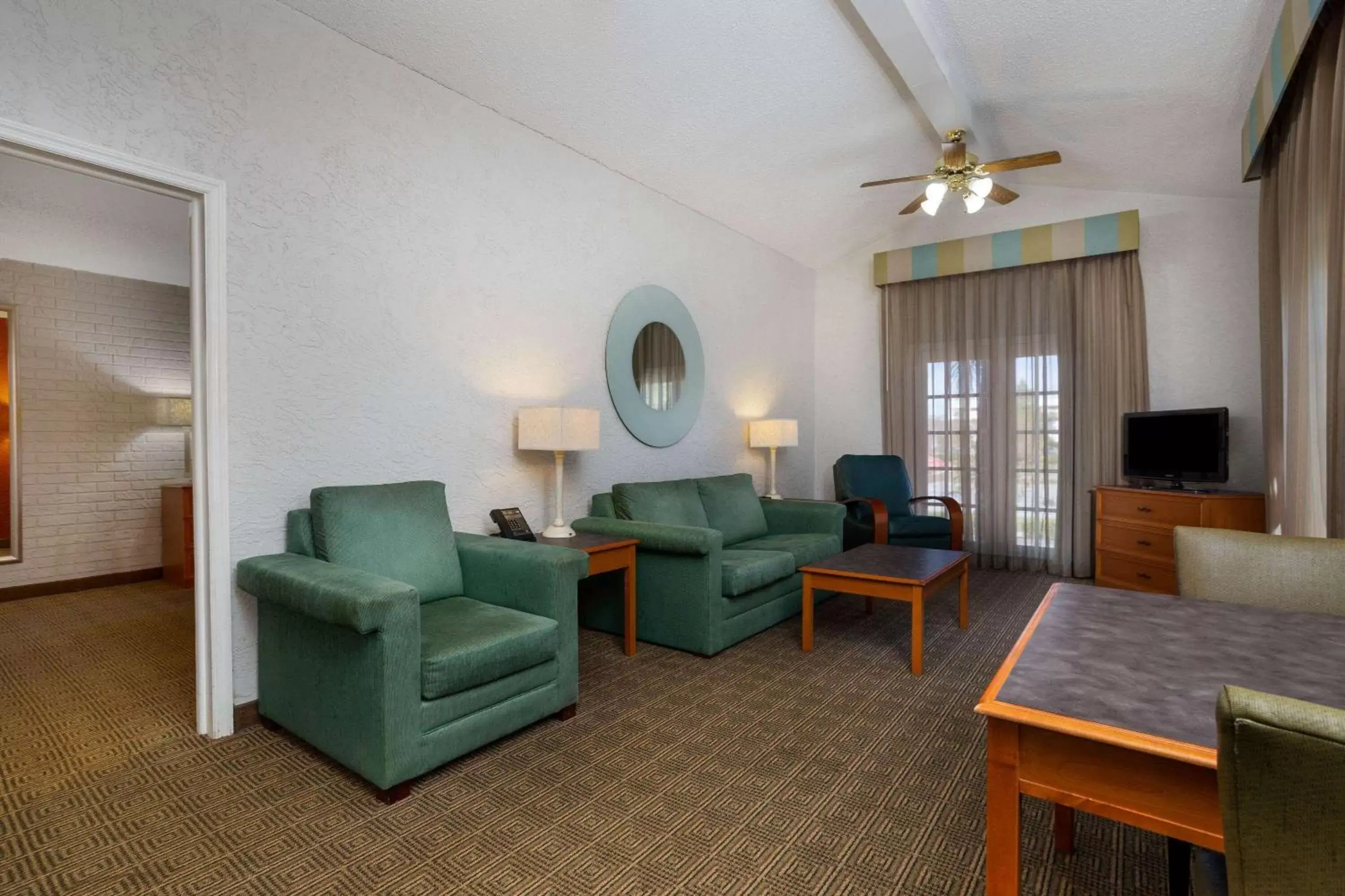 Bed, Seating Area in La Quinta Inn Tampa Airport Stadium Westshore