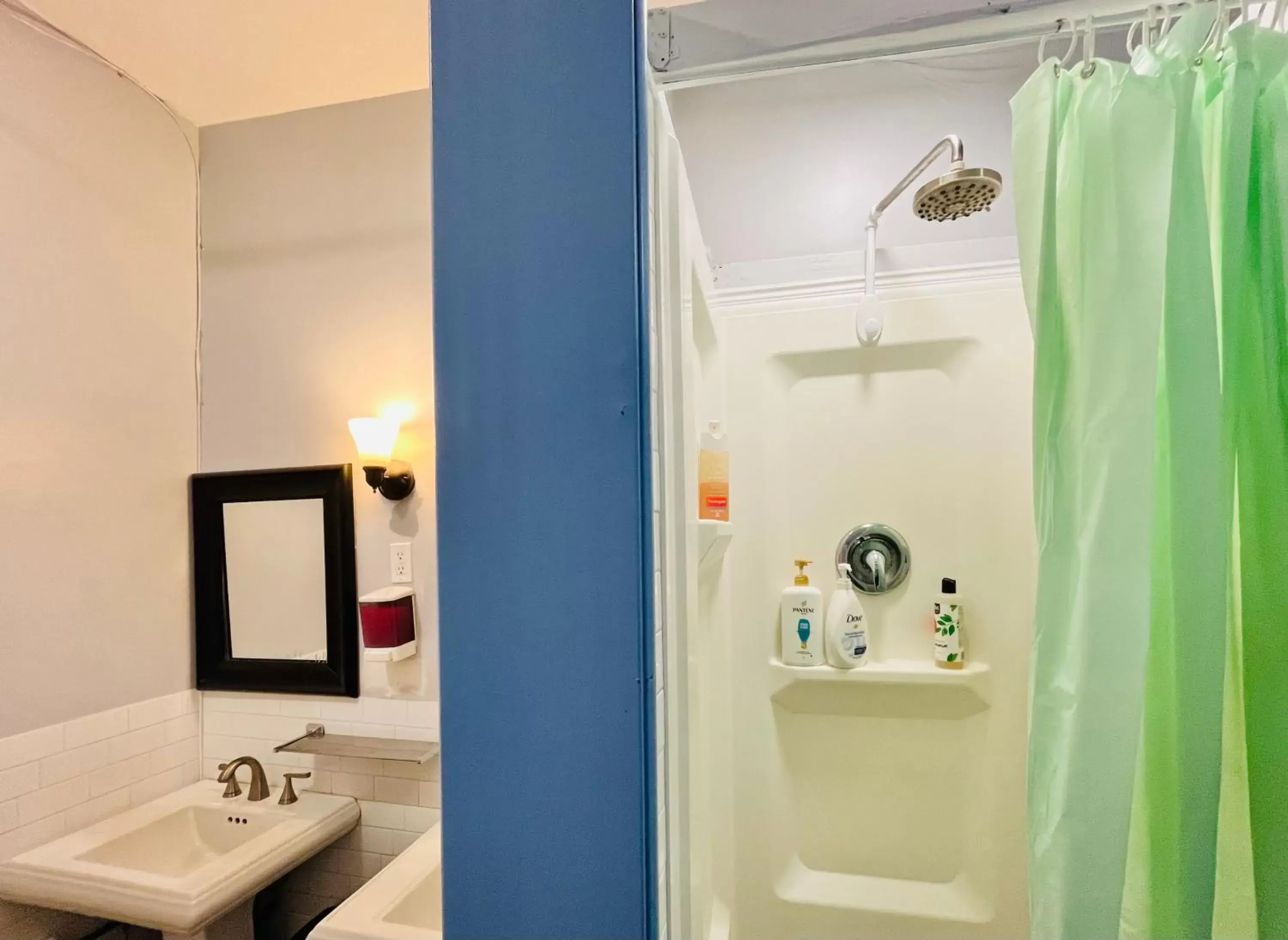 Shower, Bathroom in New York Spirit Retreats