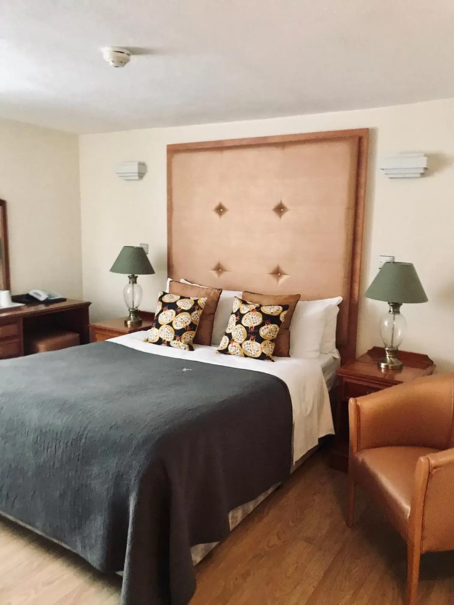 Bedroom, Bed in Lensfield Hotel