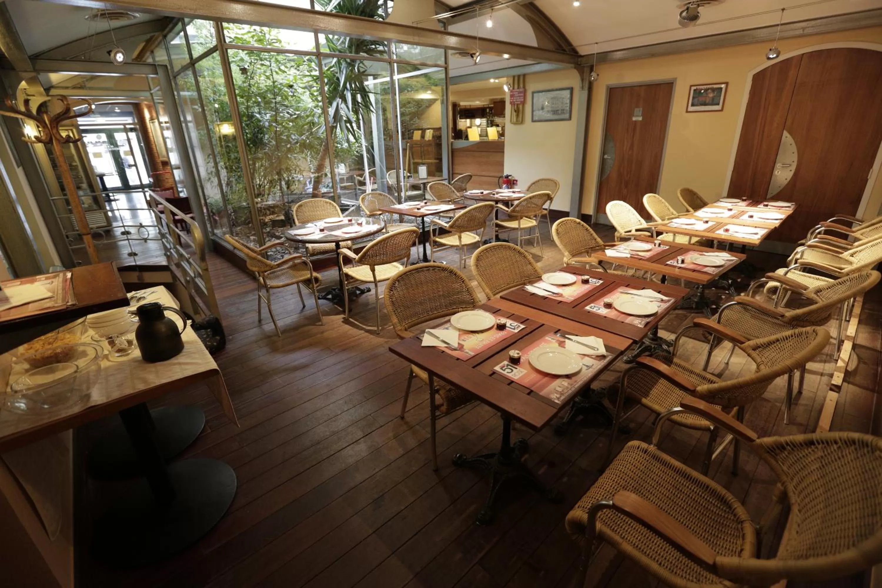 Restaurant/places to eat in Hôtel Au Petit Caporal