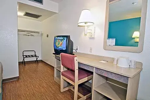 Seating area, TV/Entertainment Center in Motel 6-Sandston, VA - Richmond, Va