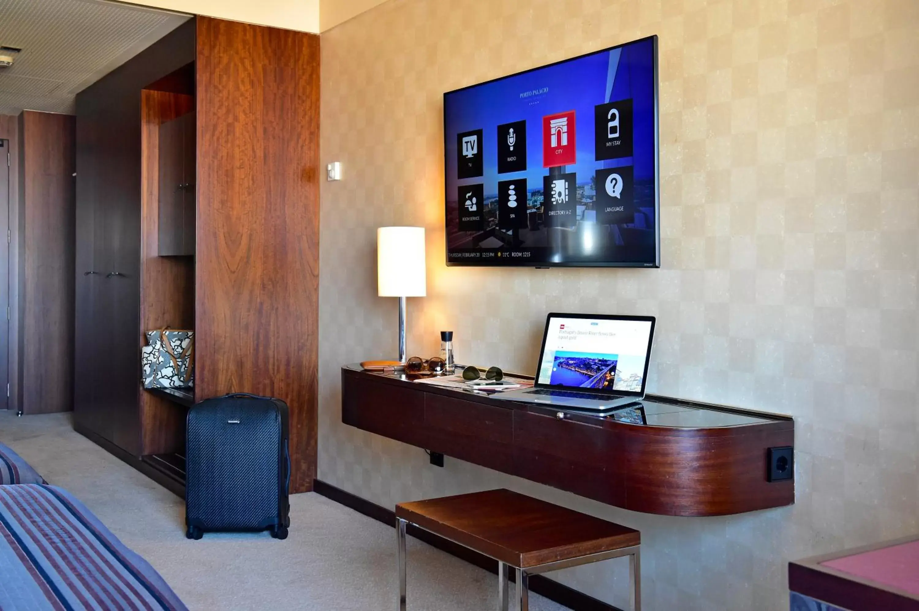 TV and multimedia, TV/Entertainment Center in Porto Palácio Hotel by The Editory