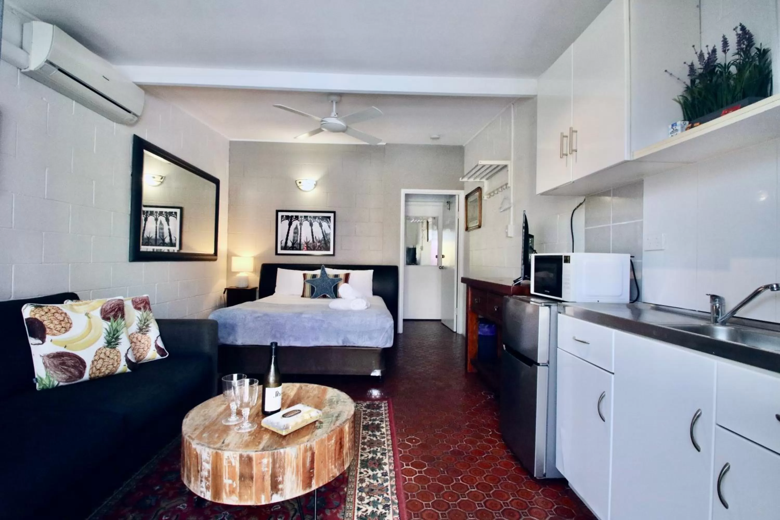 Bed in Hideaway Noosa Men Only Beach Resort