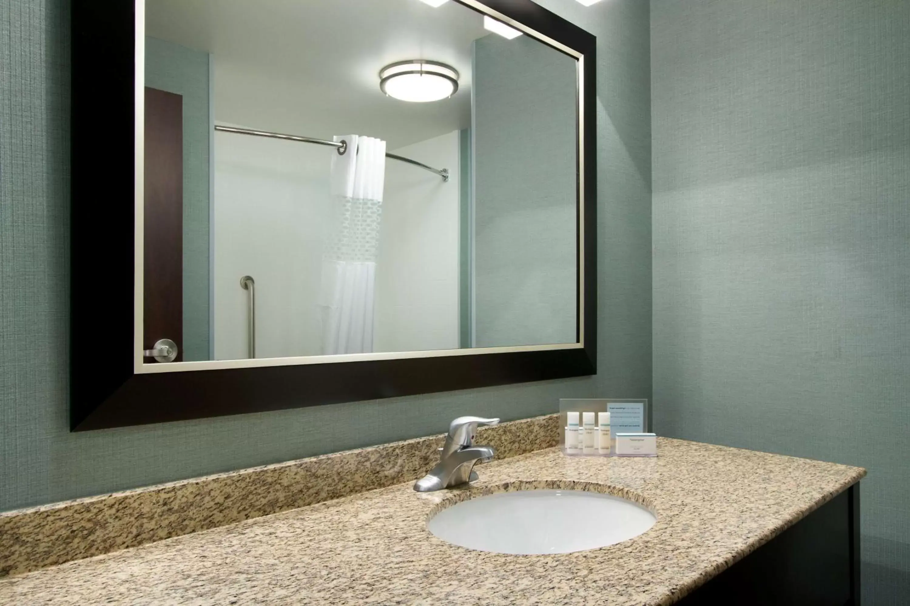 Bathroom in Hampton Inn & Suites York South