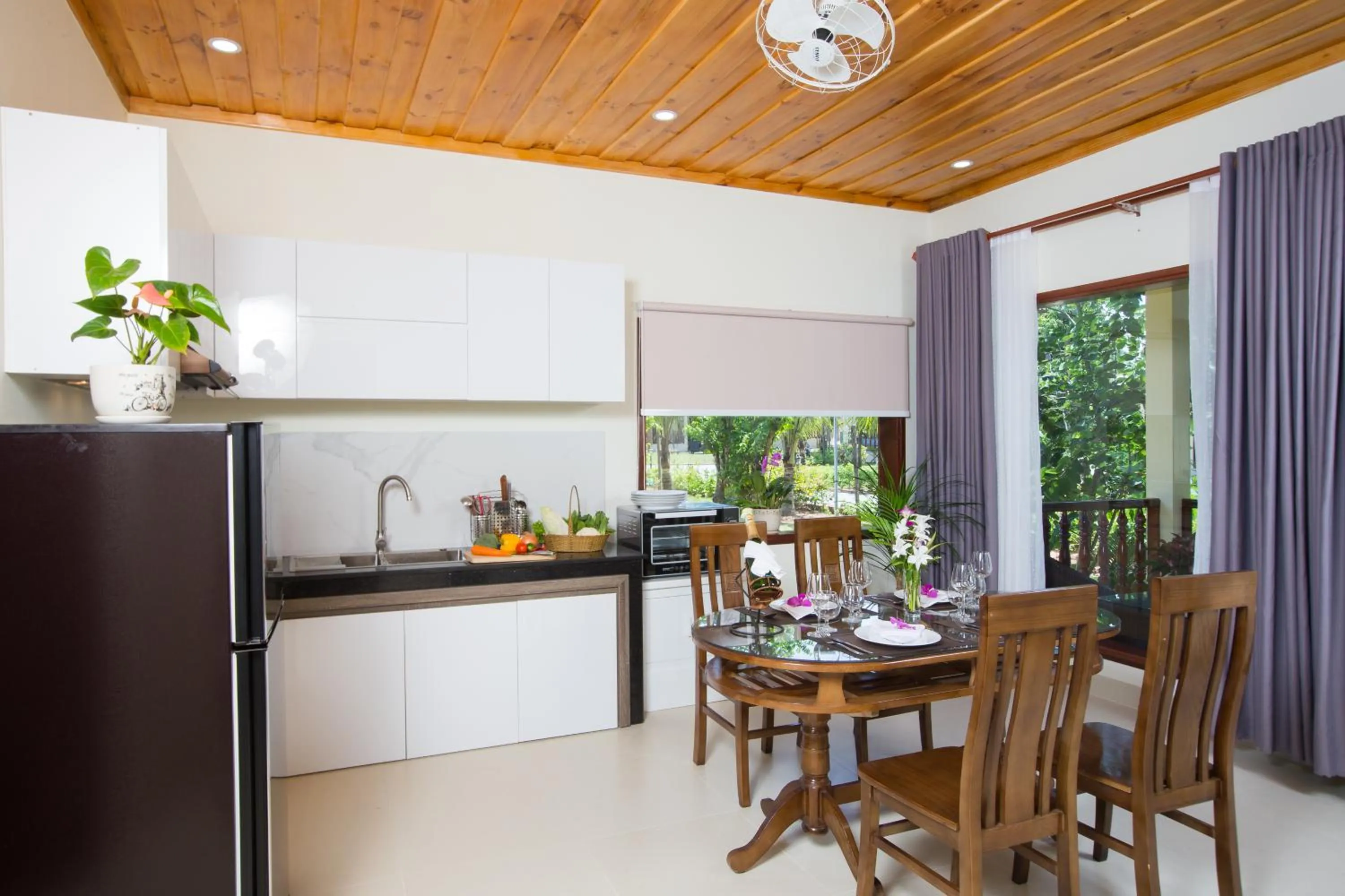 Kitchen or kitchenette in Elwood Premier Resort Phu Quoc