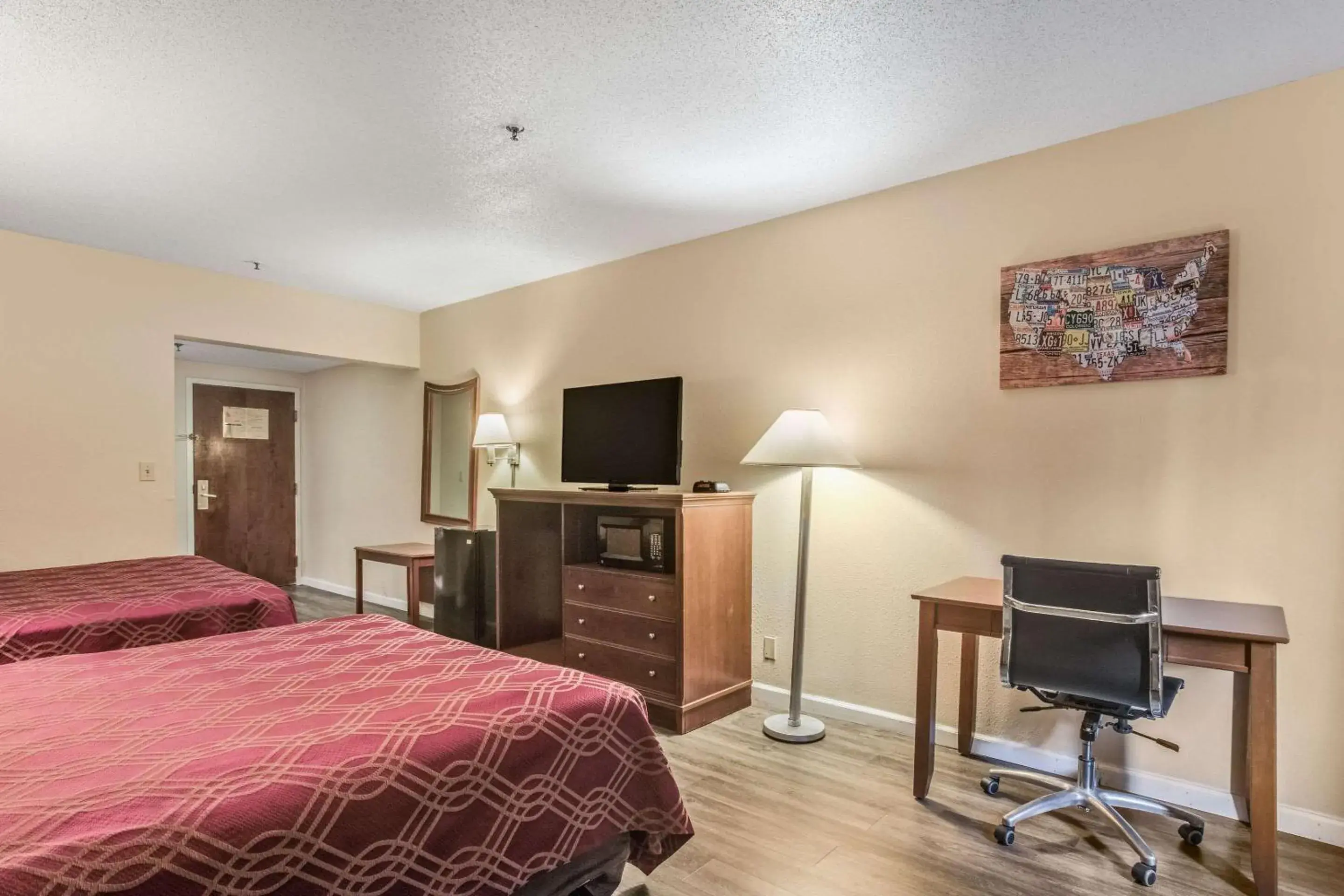 Photo of the whole room, TV/Entertainment Center in Econo Lodge Inn & Suites Marietta