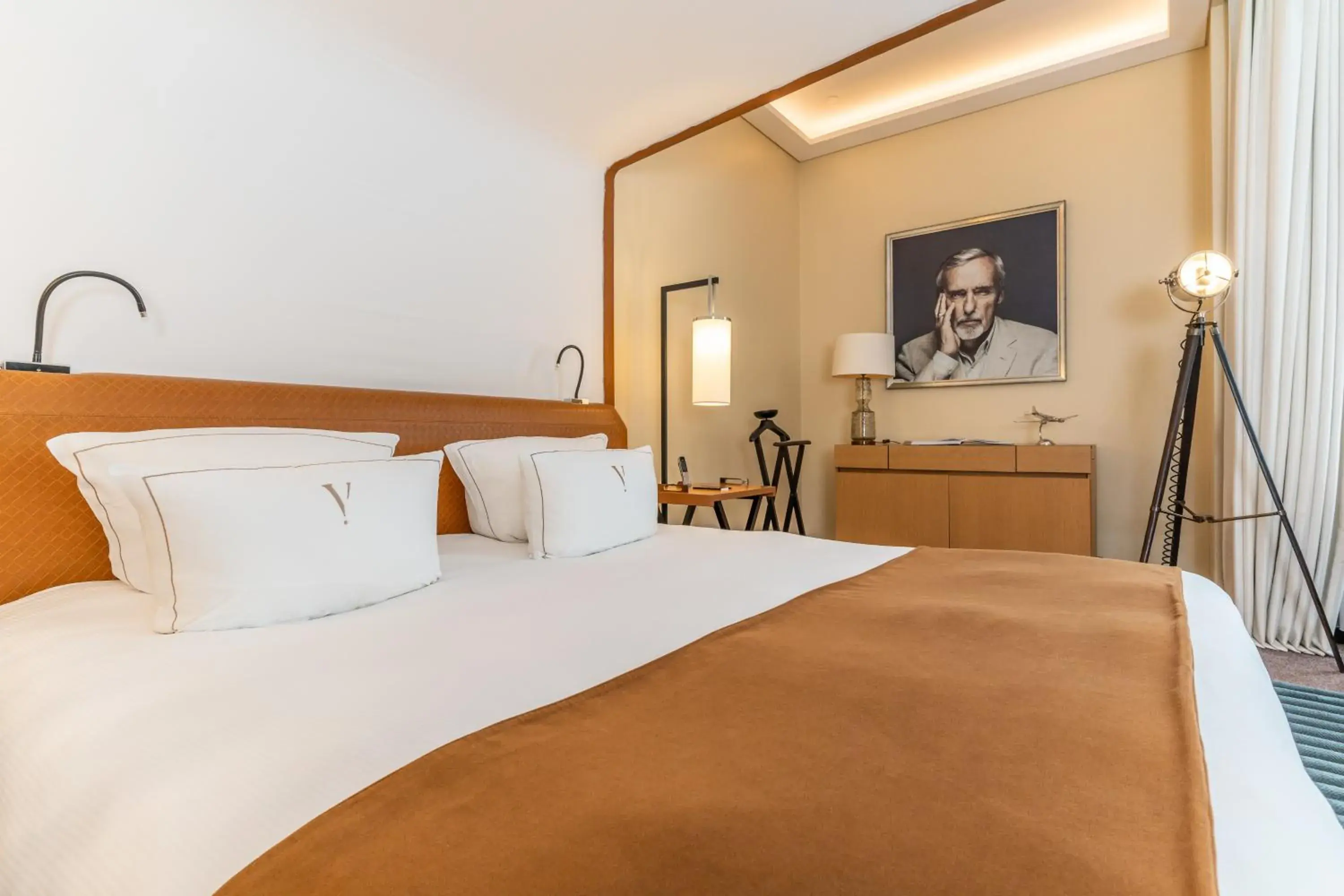 Bed in Five Seas Hotel Cannes, a Member of Design Hotels