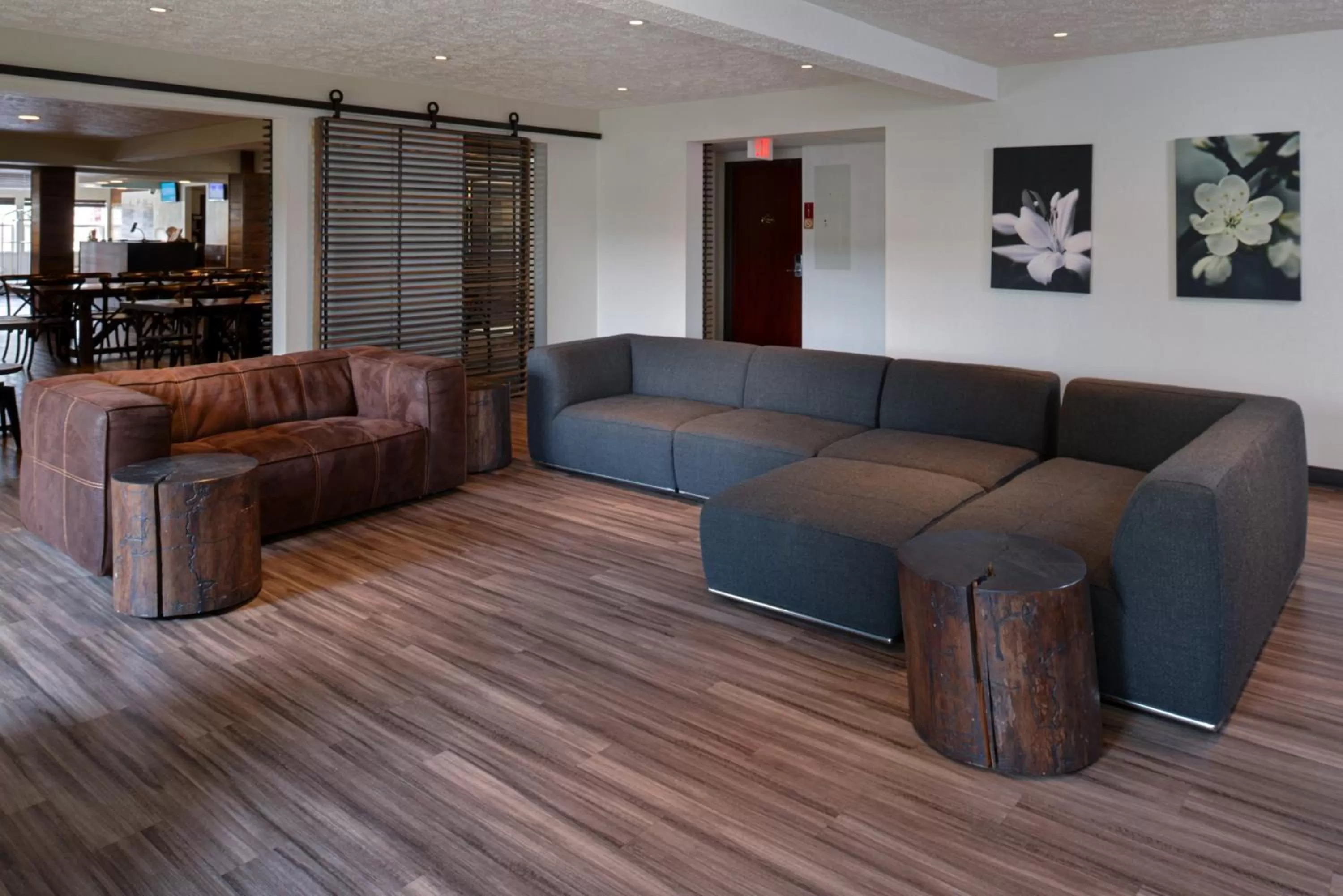 Communal lounge/ TV room in Hotel Ruby Sandpoint