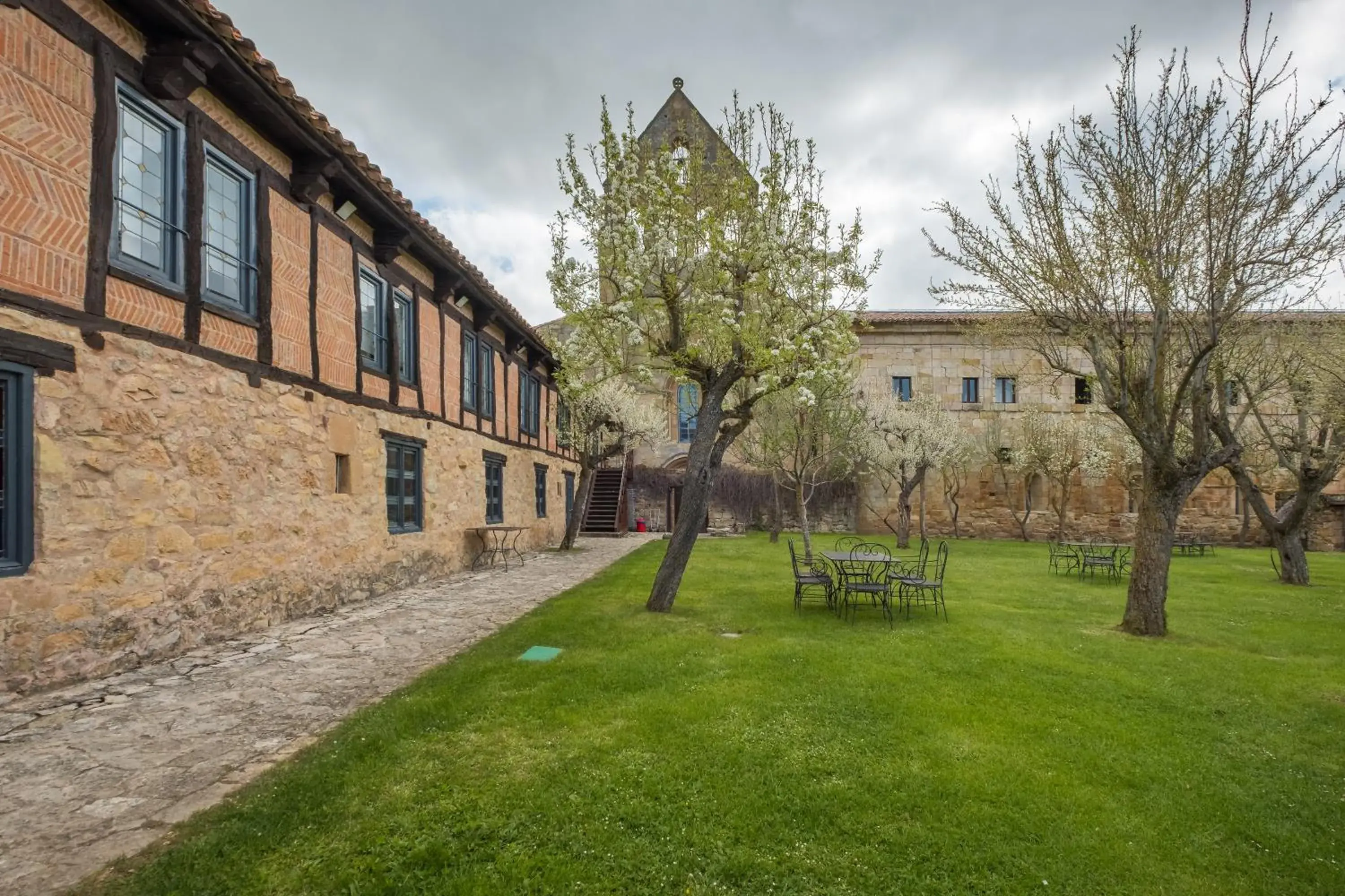 Garden, Property Building in Hotel Posada Santa Maria la Real