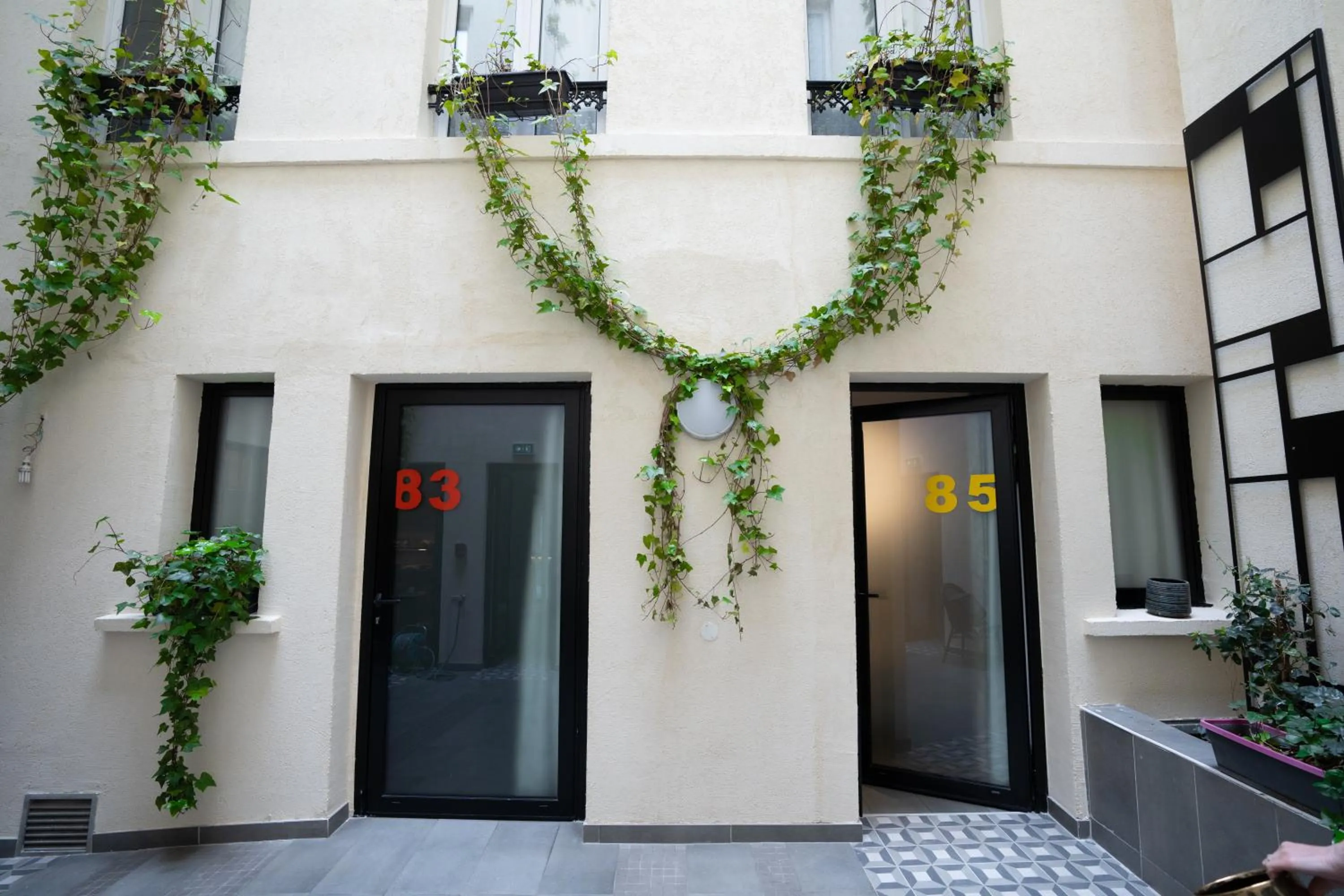 Property building in Hôtel Du Mont Dore Batignolles