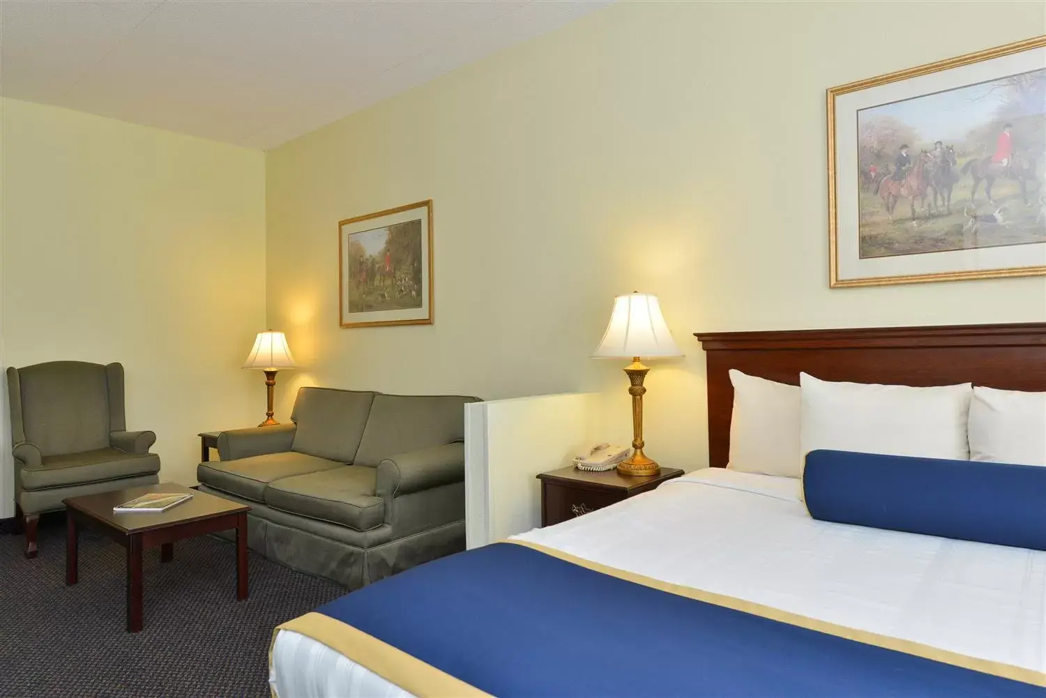 Bed in Best Western Plus Crossroads Inn & Suites