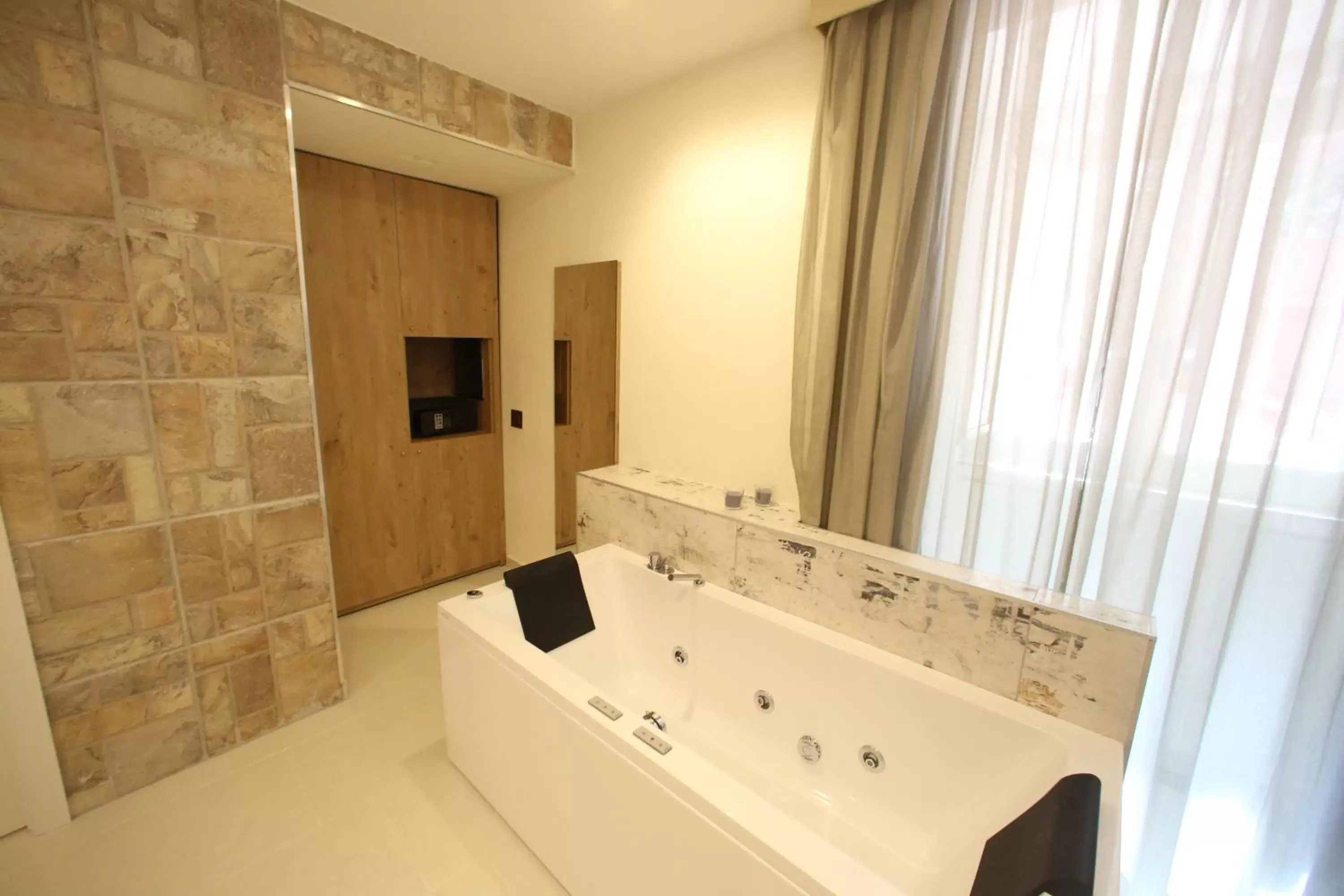 Hot Tub, Bathroom in Relais Piazza Del Plebiscito B&B