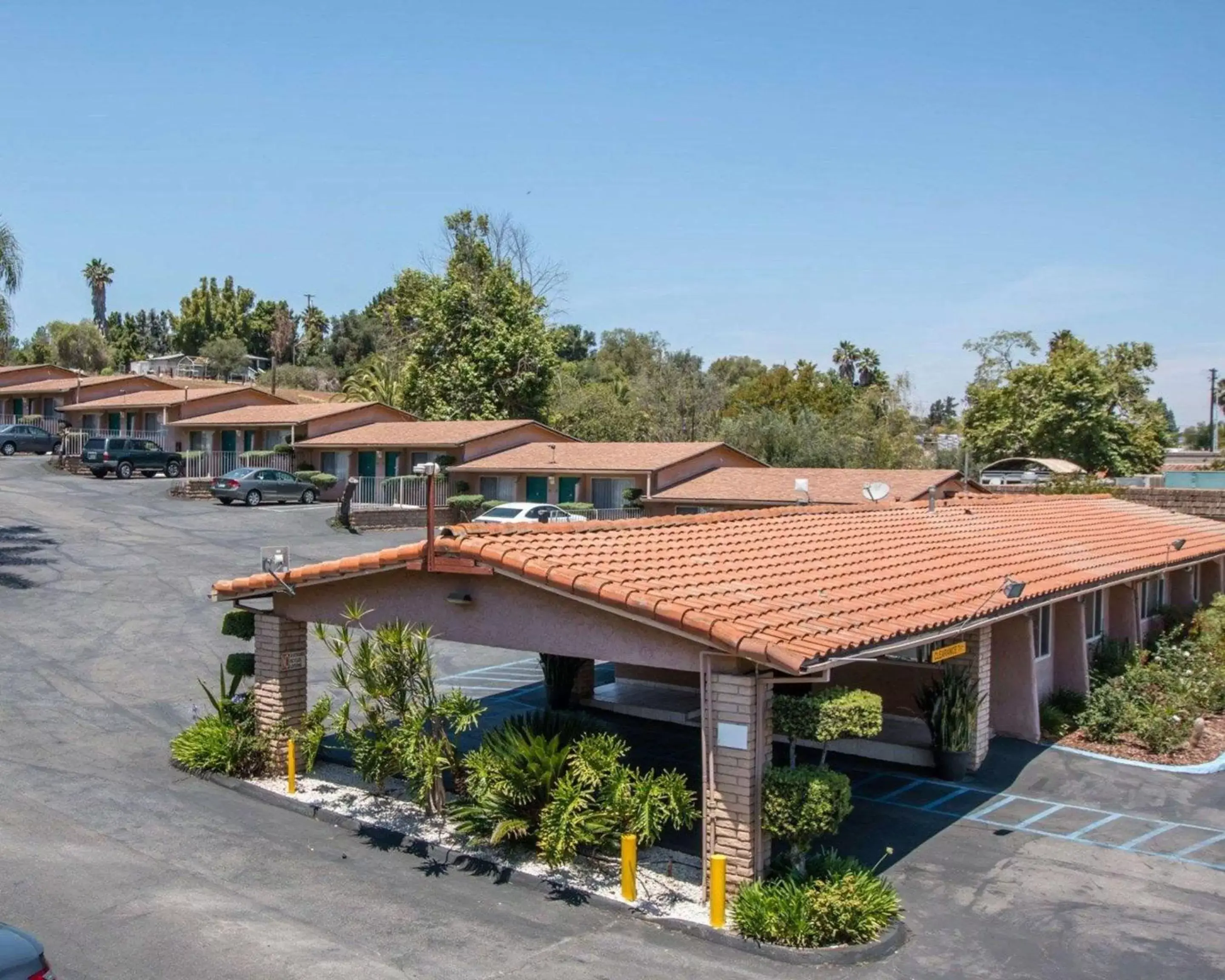 Property building in Rodeway Inn Fallbrook Downtown