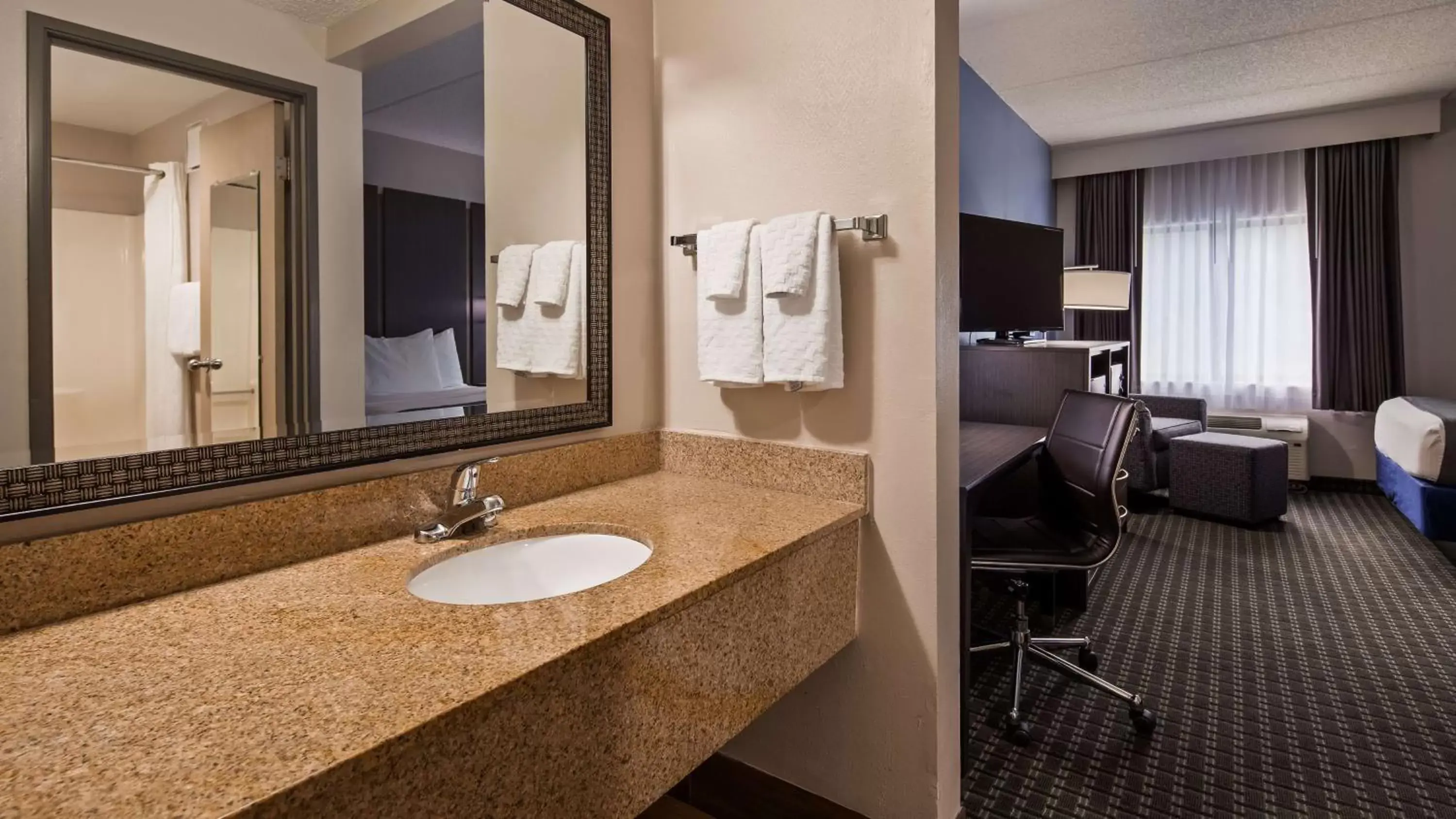 Photo of the whole room, Bathroom in Best Western Ocala Park Centre
