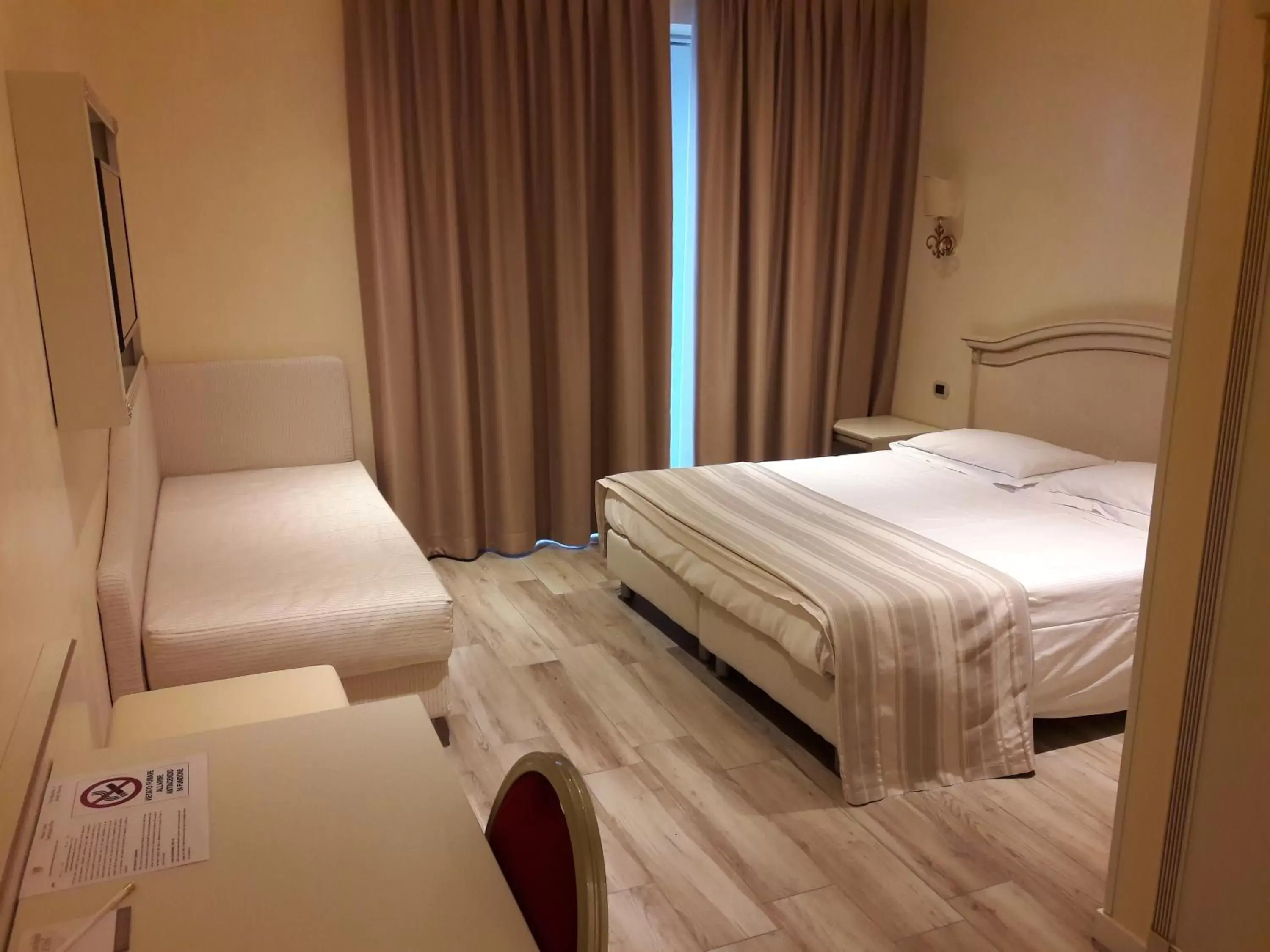 Photo of the whole room, Bed in Palace Hotel "La CONCHIGLIA D' ORO"