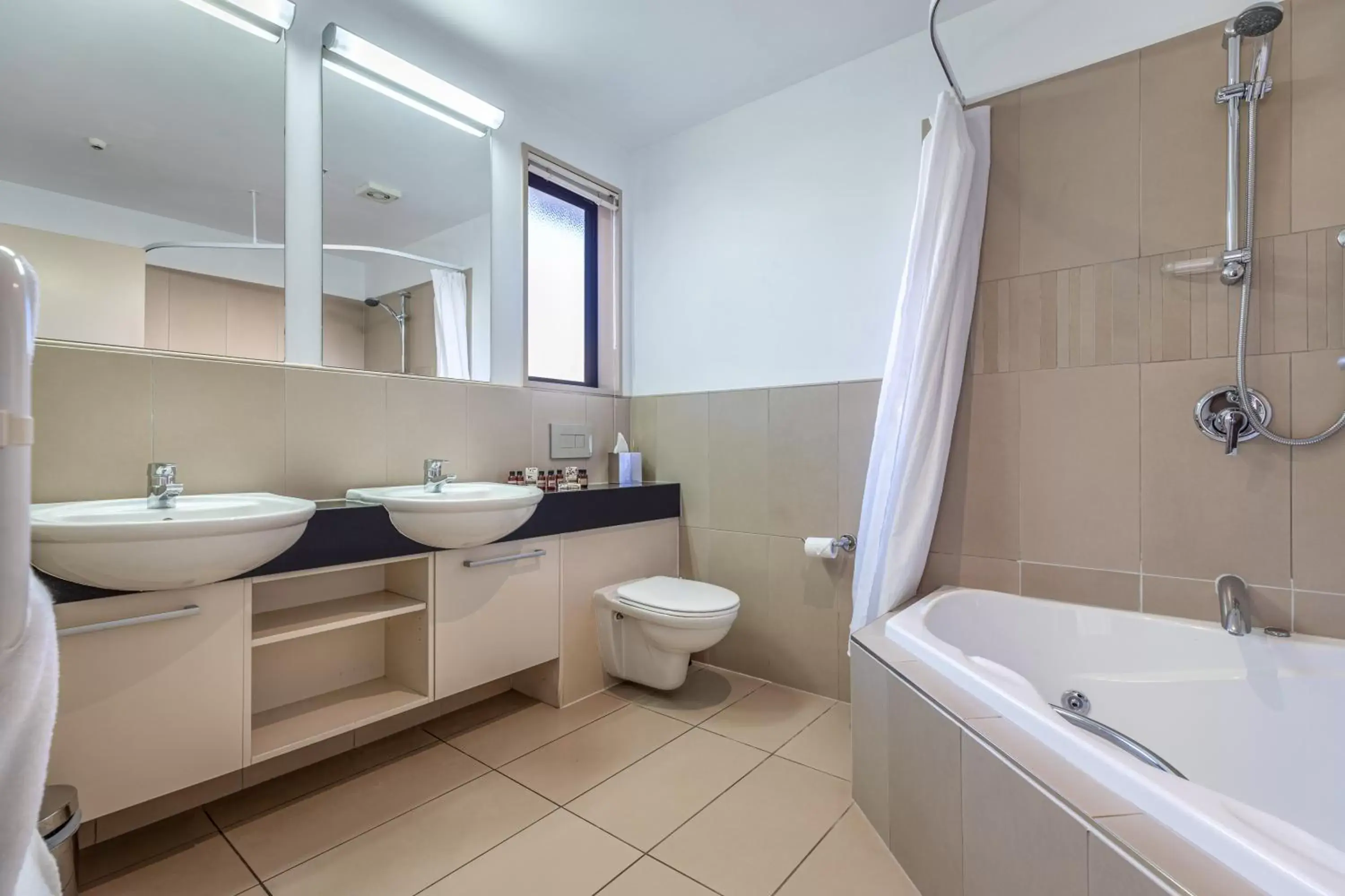 Shower, Bathroom in Palazzo Motor Lodge