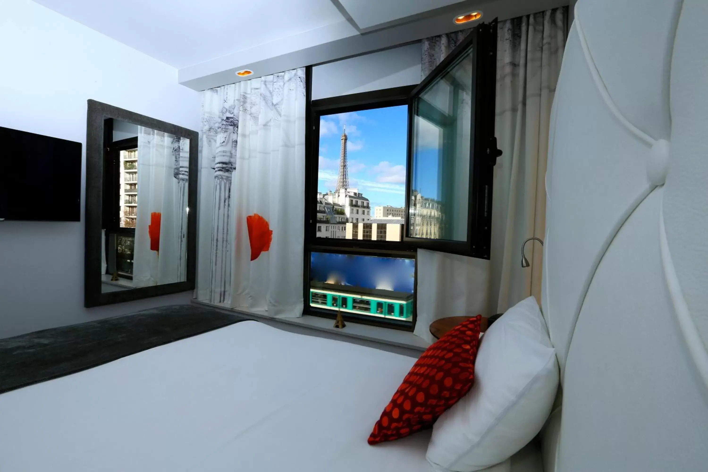 Bedroom, TV/Entertainment Center in Le Parisis - Paris Tour Eiffel