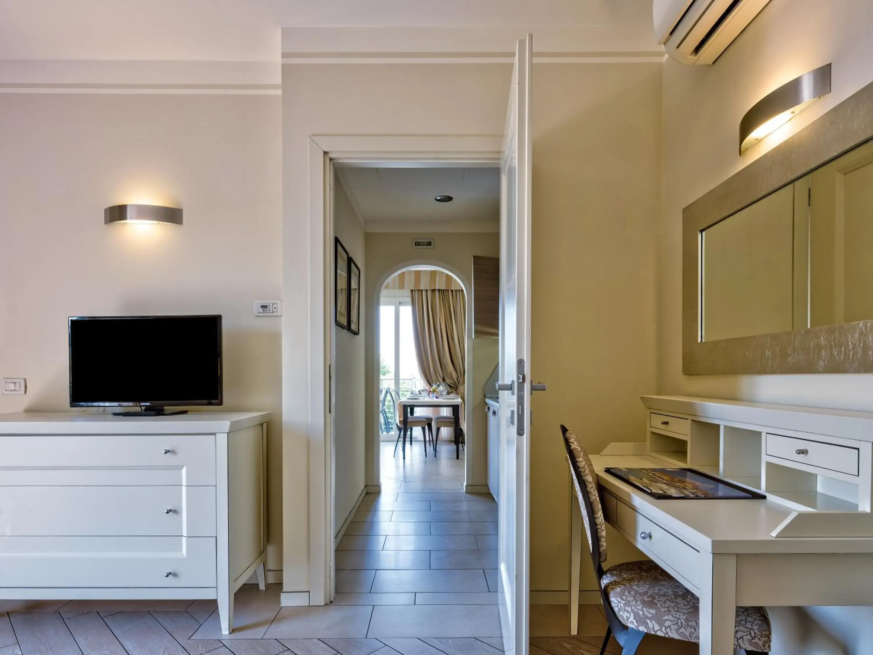 Living room, Kitchen/Kitchenette in Parc Hotel Germano Suites & Apartments