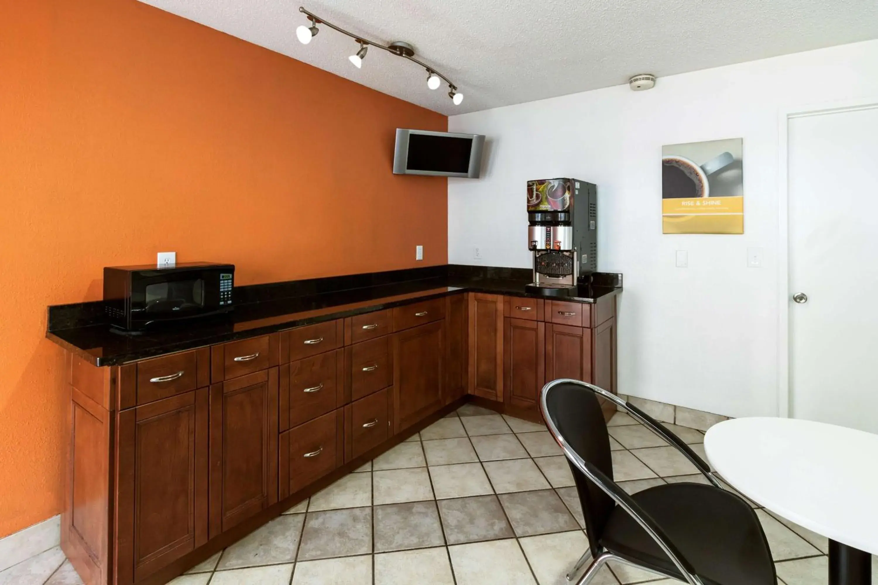 Communal lounge/ TV room, Kitchen/Kitchenette in Motel 6-Dayton, OH - Englewood