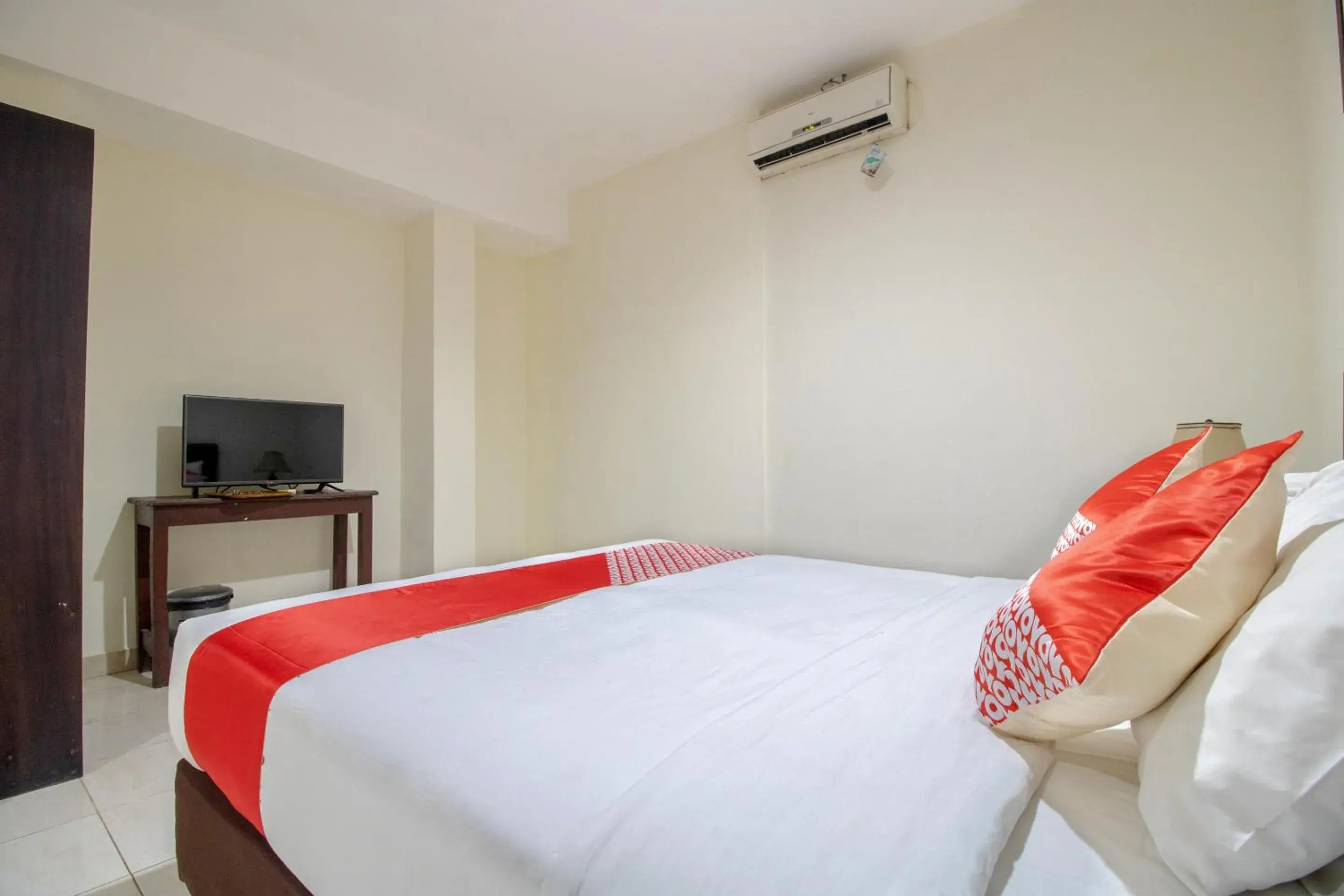 Bedroom, Bed in SUPER OYO Flagship 2688 Guntur Hotel