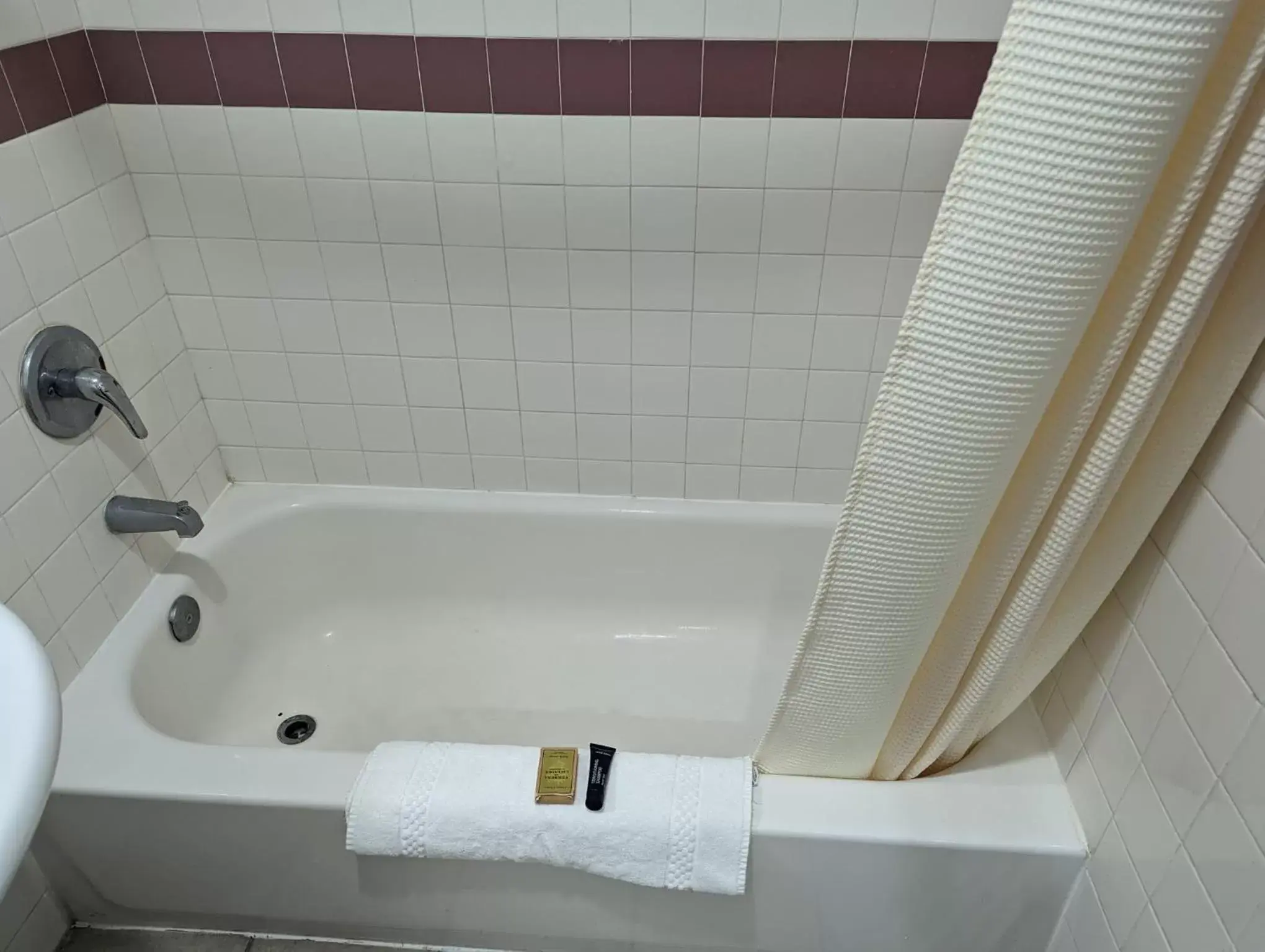 Shower, Bathroom in BEST MOTEL