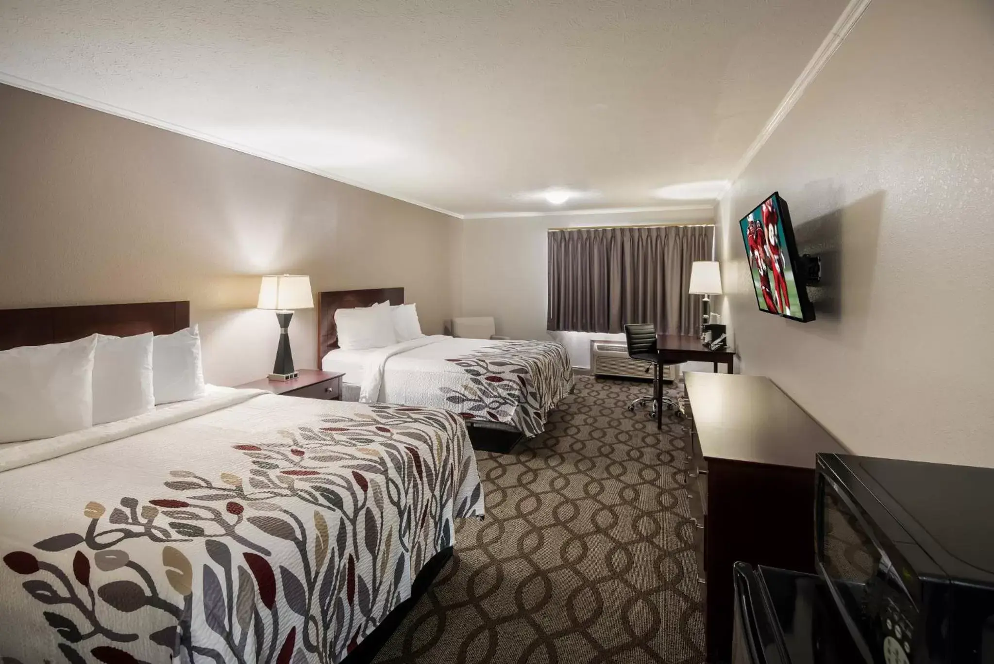 Photo of the whole room, Bed in Red Roof Inn & Suites Lexington - Hamburg