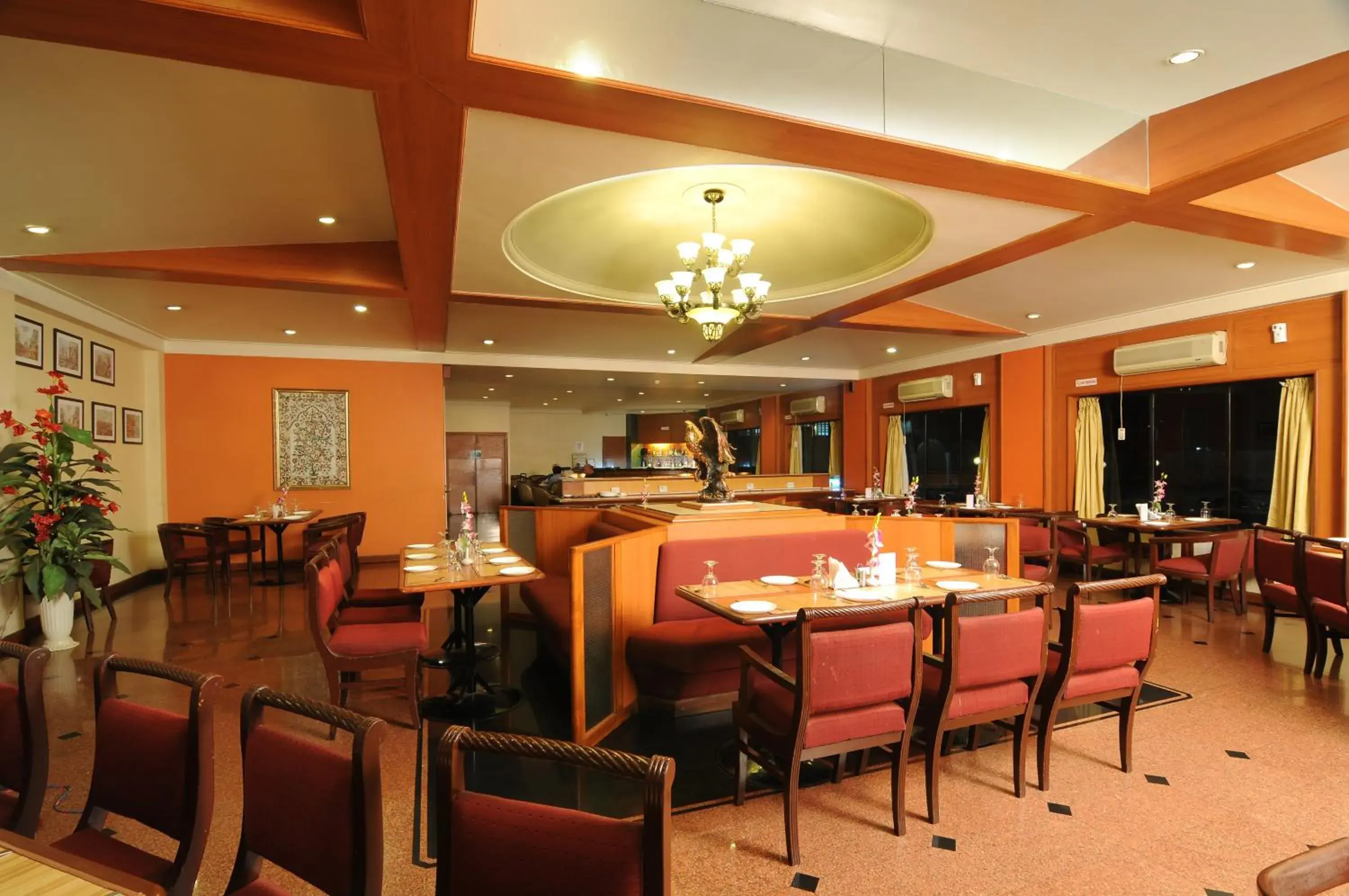 Restaurant/Places to Eat in Quality Inn Regency, Nashik