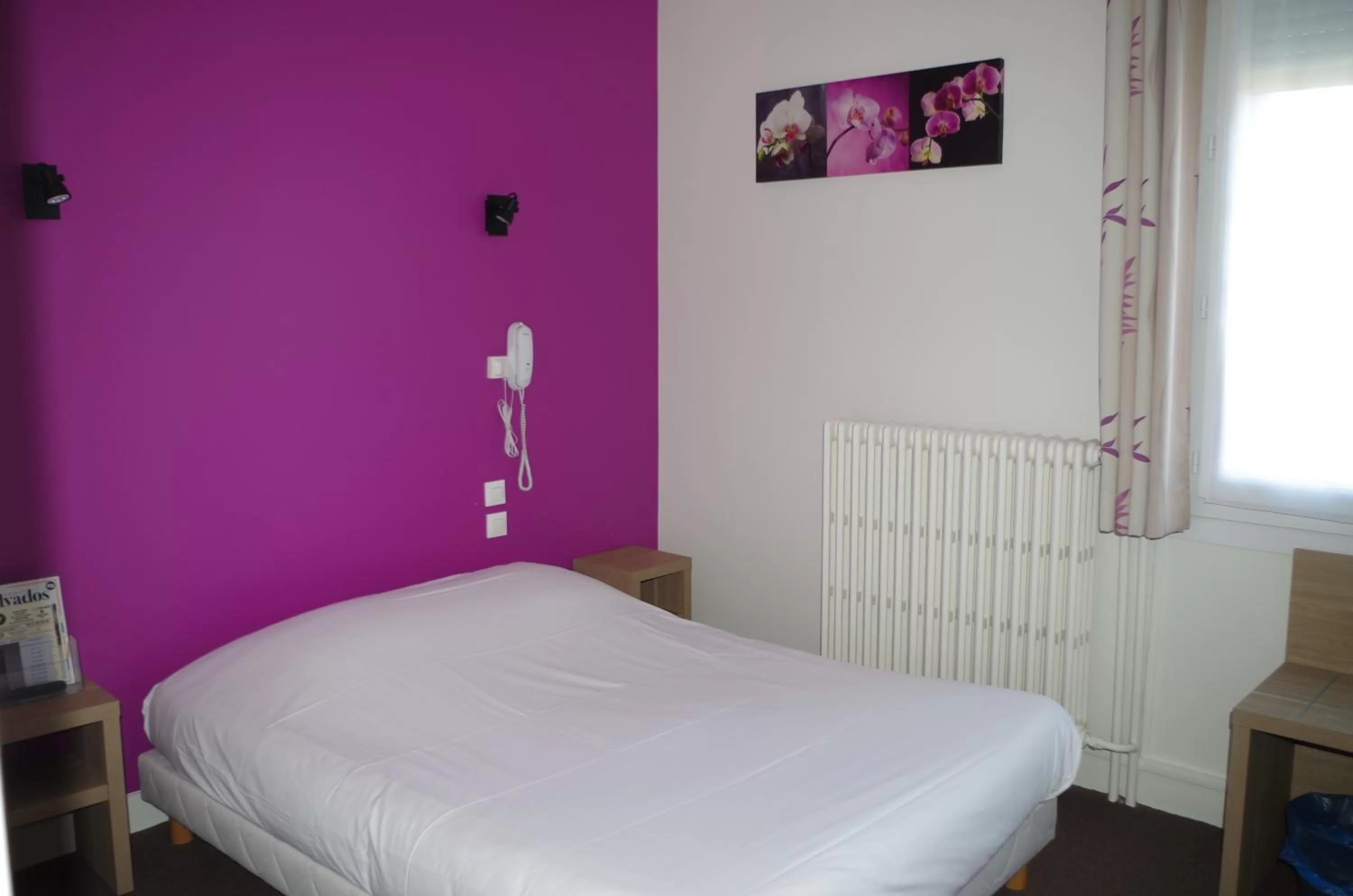 Photo of the whole room, Bed in The Originals City, Hôtel Le Savoy, Caen