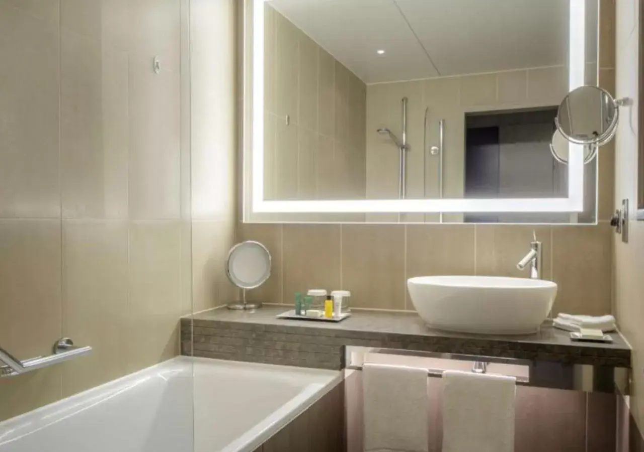 Bathroom in Hilton London Tower Bridge