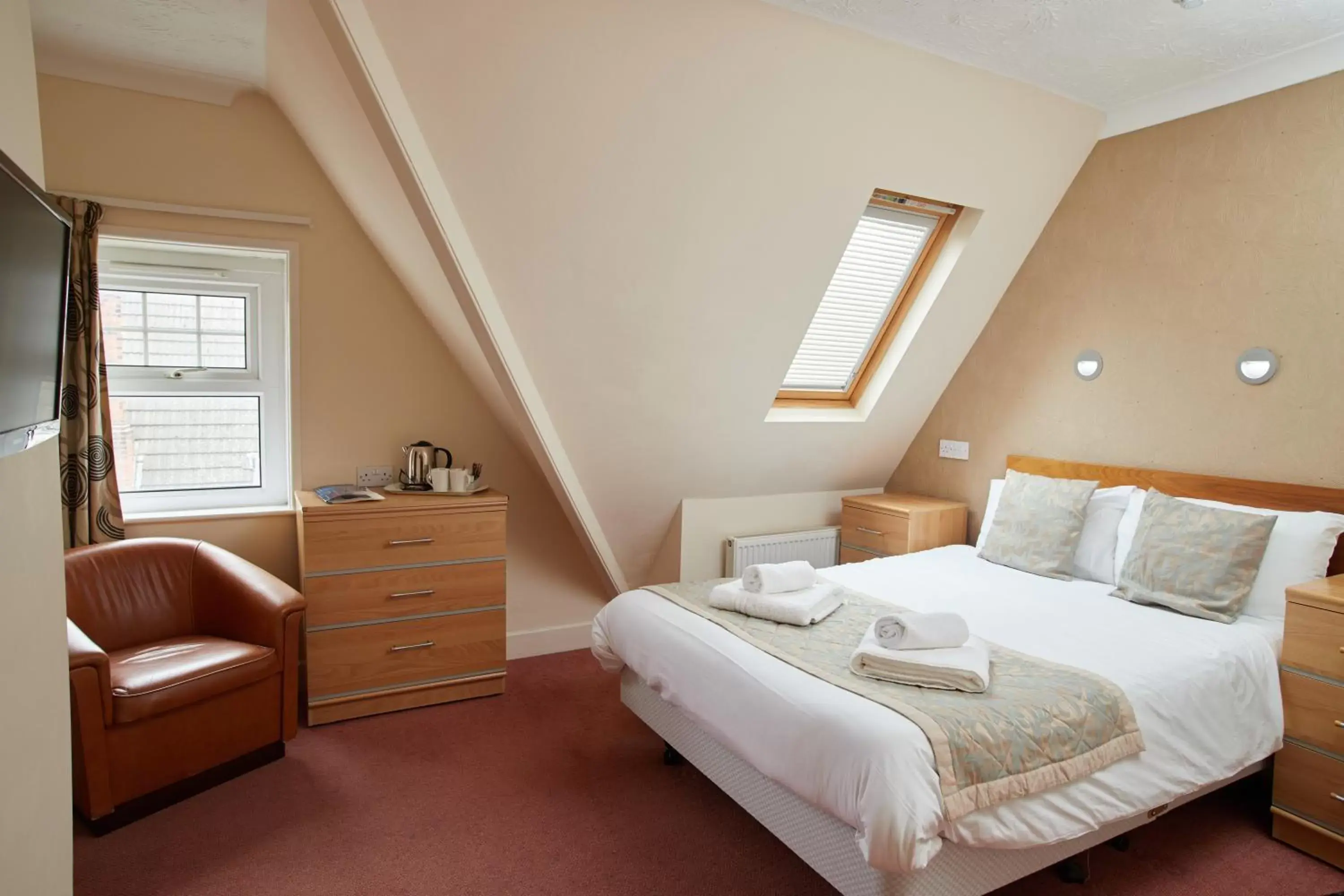 Bedroom, Bed in Marine Lodge