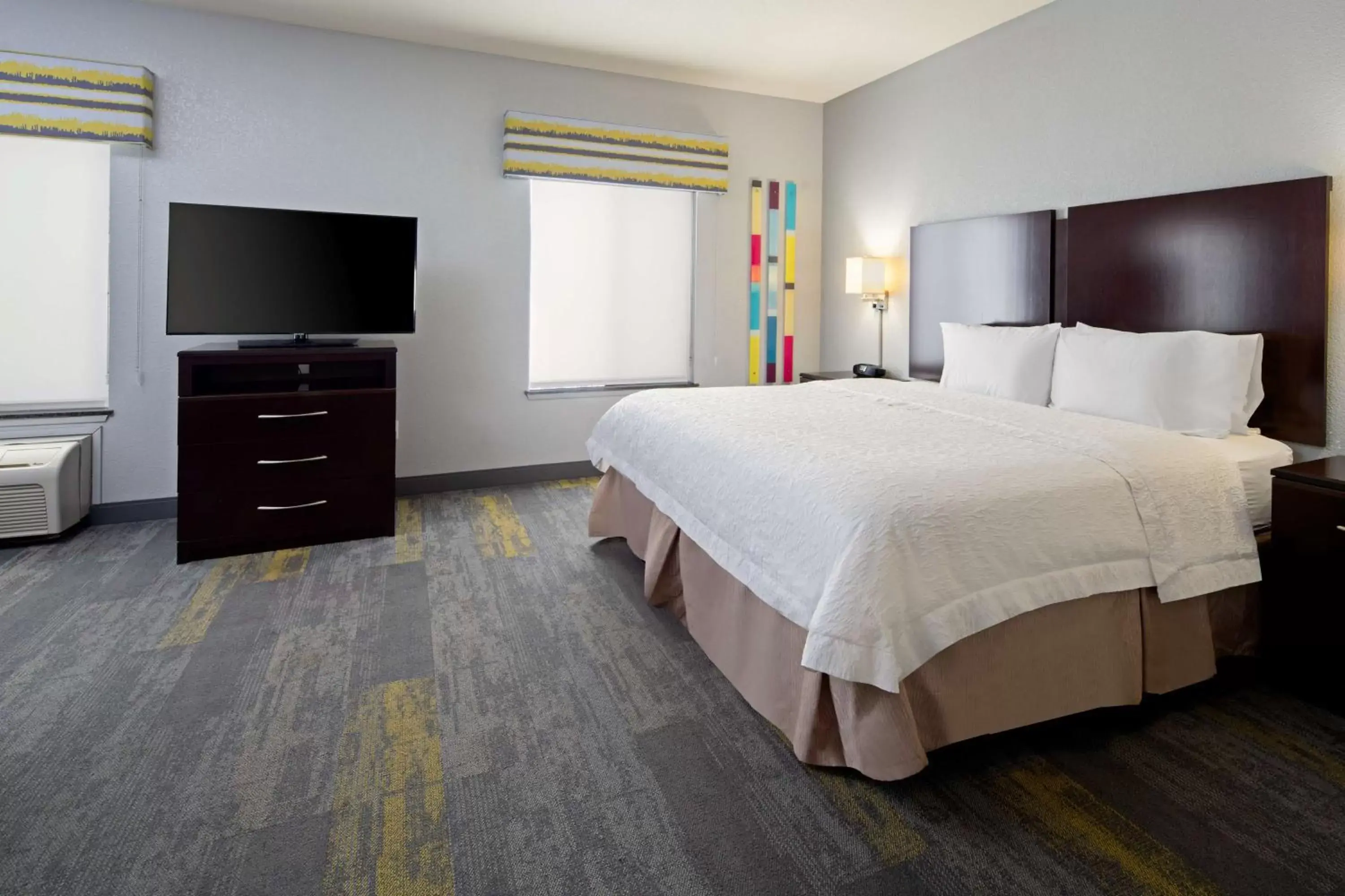 Bed in Hampton Inn and Suites Bakersfield / Highway 58