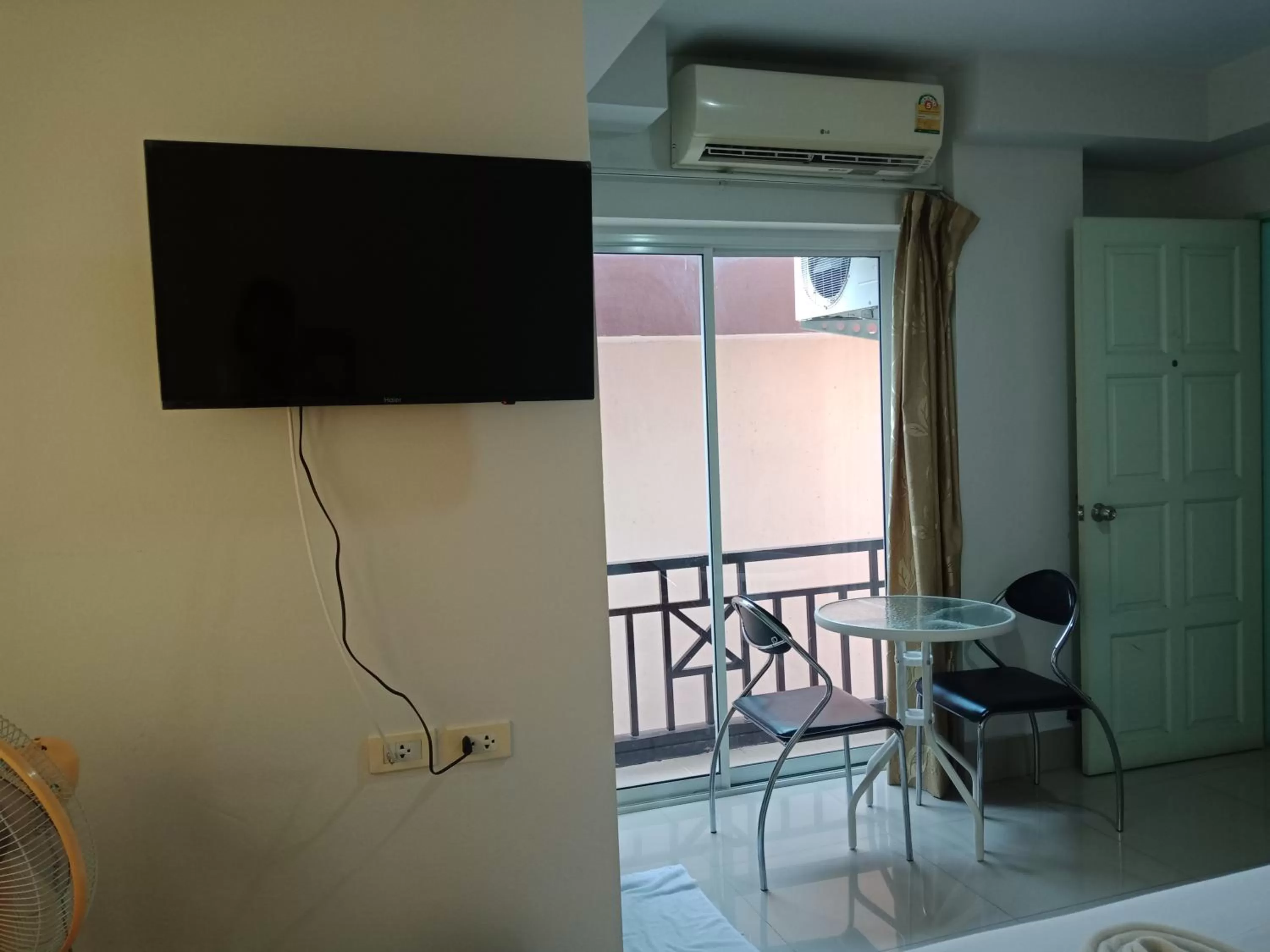 TV/Entertainment Center in Baanpak Sam Anong