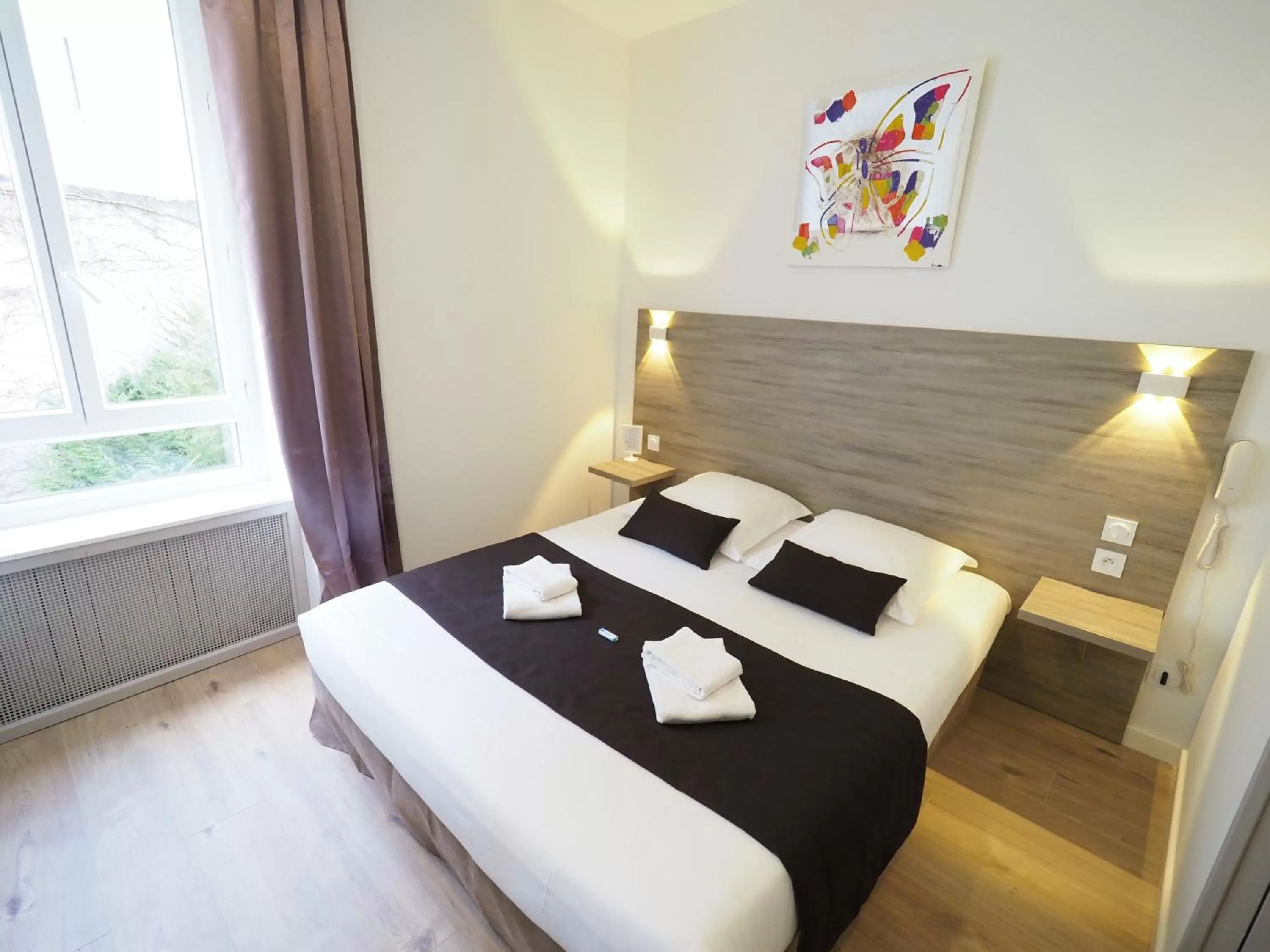 Photo of the whole room, Bed in Hôtel Le Biarritz - Vichy