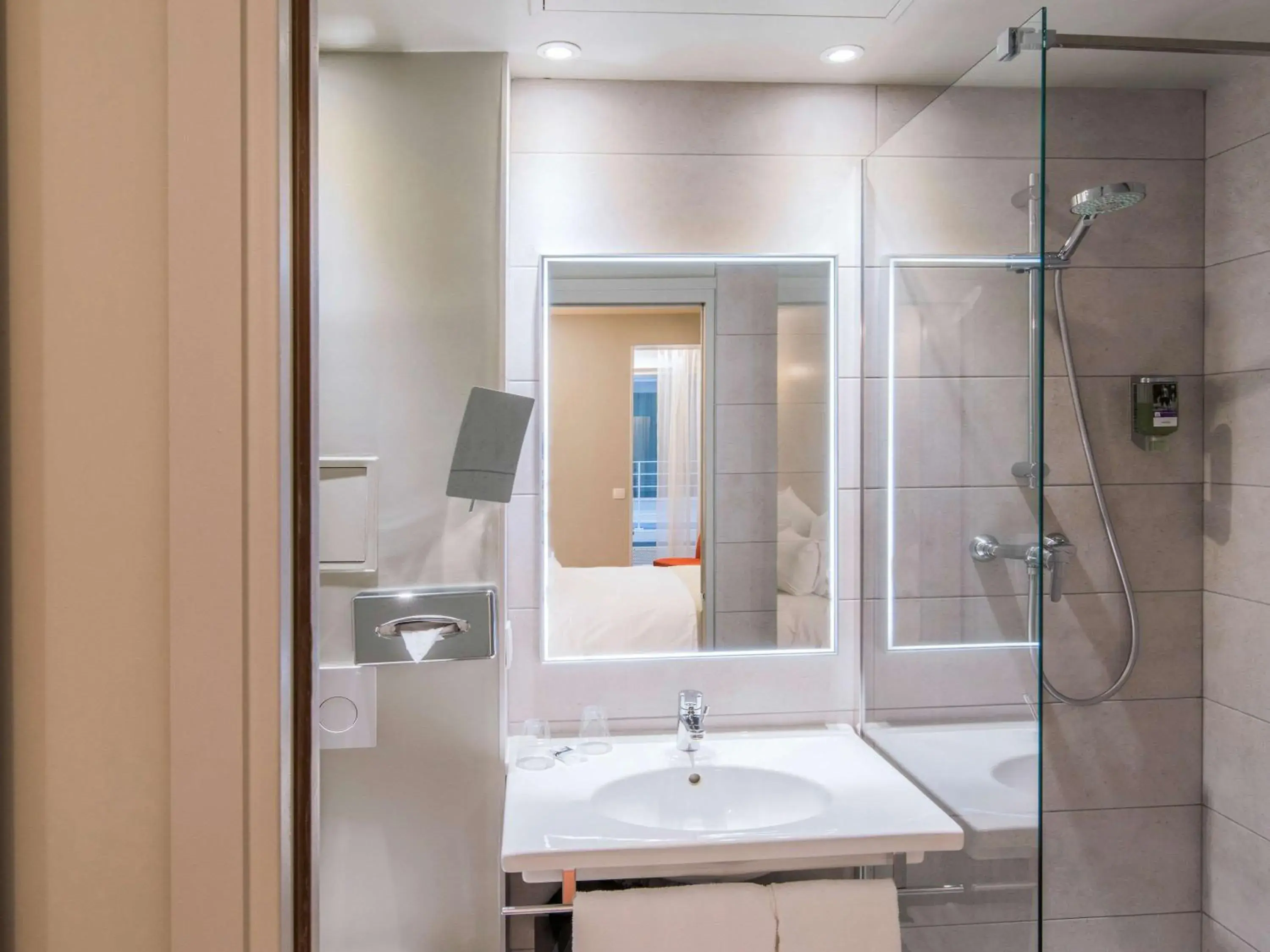 Photo of the whole room, Bathroom in Mercure Paris Pont de Levallois Neuilly