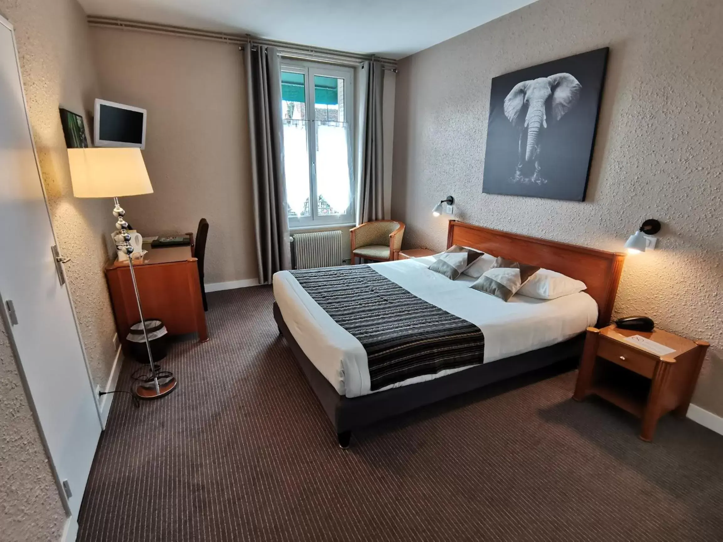 Property building, Bed in Logis Hotel Le Cerf