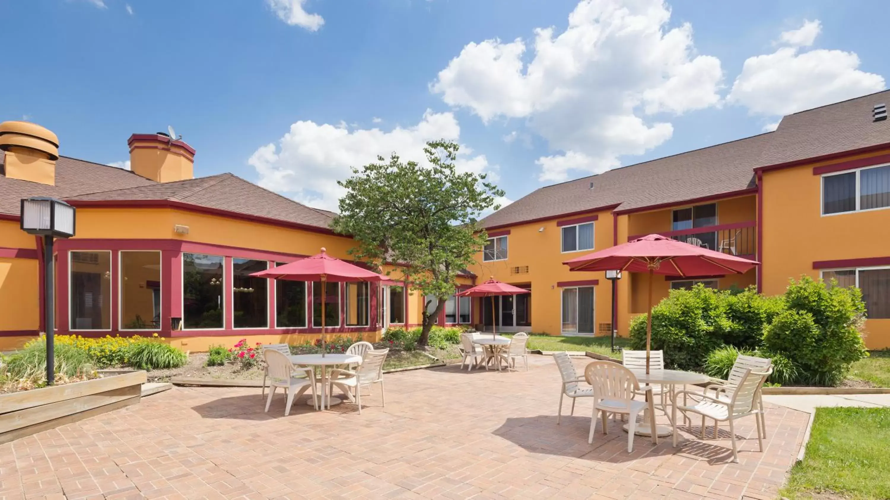 Patio, Property Building in Chicago Club Inn & Suite