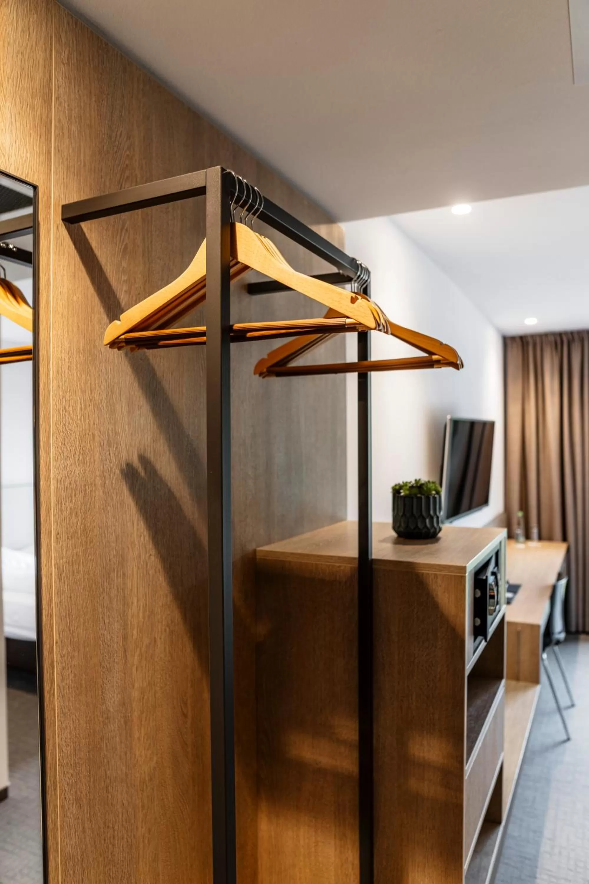 wardrobe, Bed in i - PARK Hotel Reichenberg