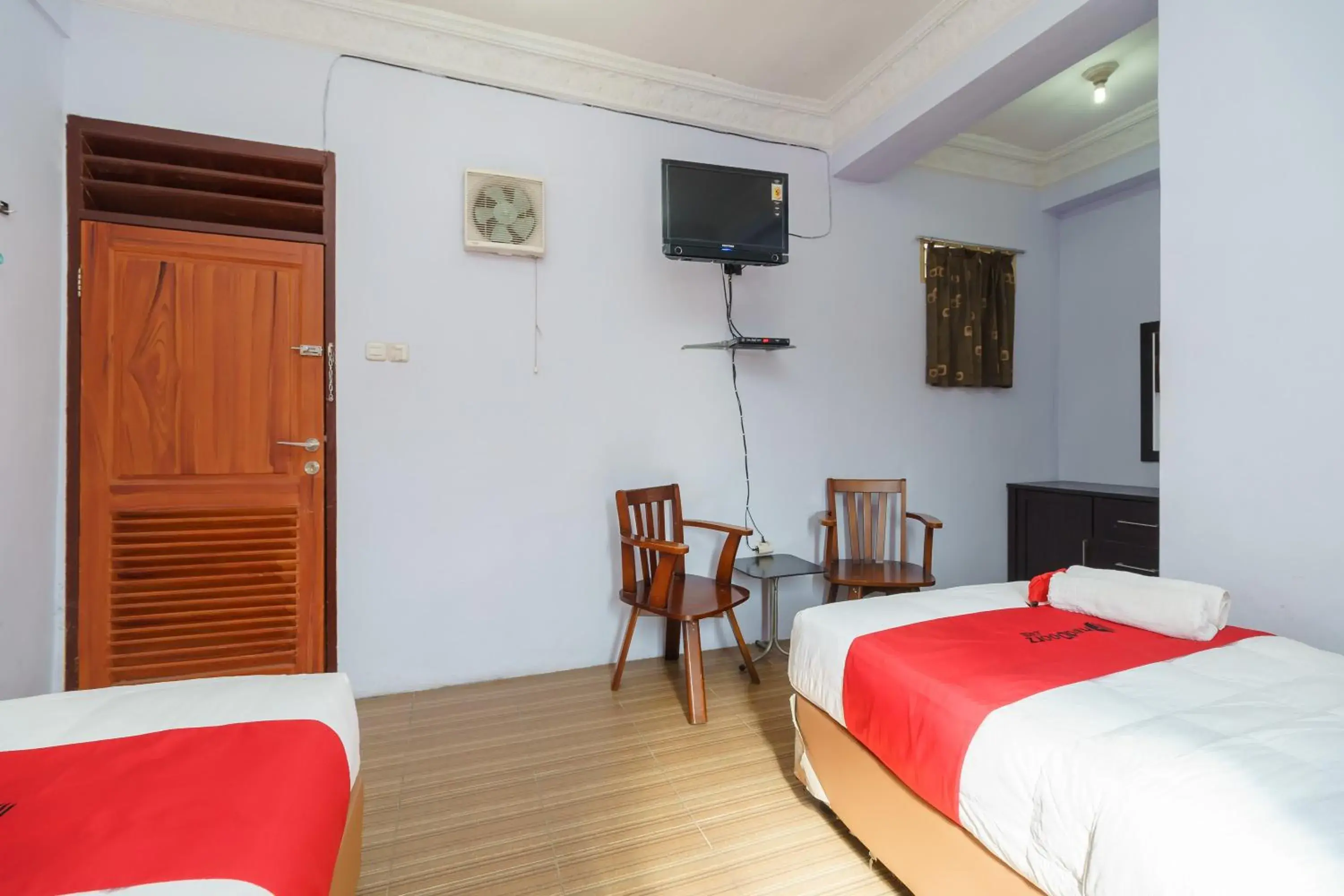 Bedroom, Bed in RedDoorz at Sedayu 1 Parapat Bedroom, Bed in RedDoorz at Sedayu 1 Parapat