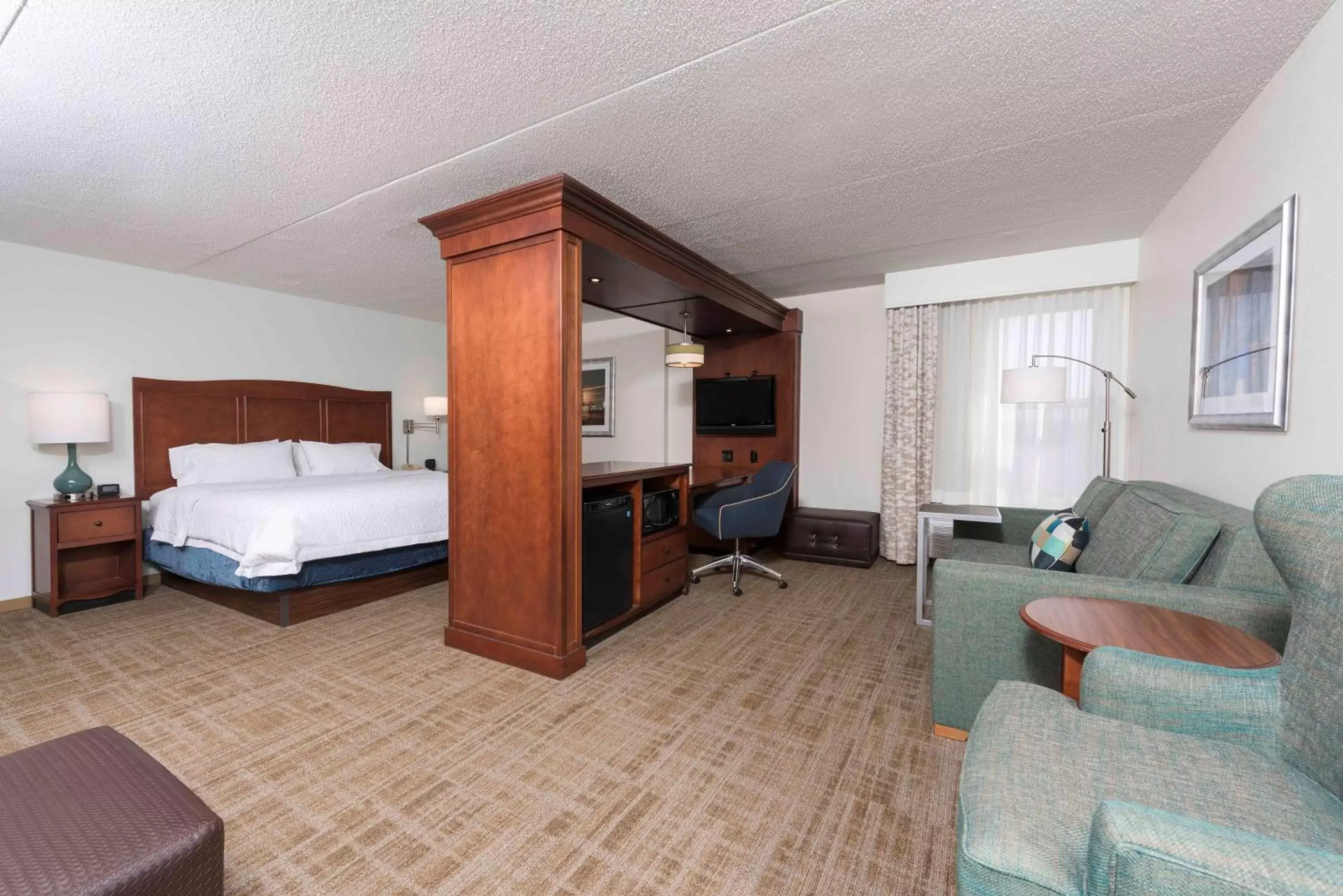 Bedroom in Hampton Inn Grand Rapids/North